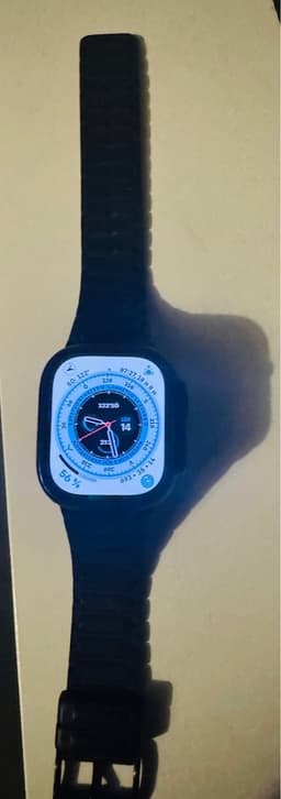 Apple Watch Ultra 2 med svart sportband