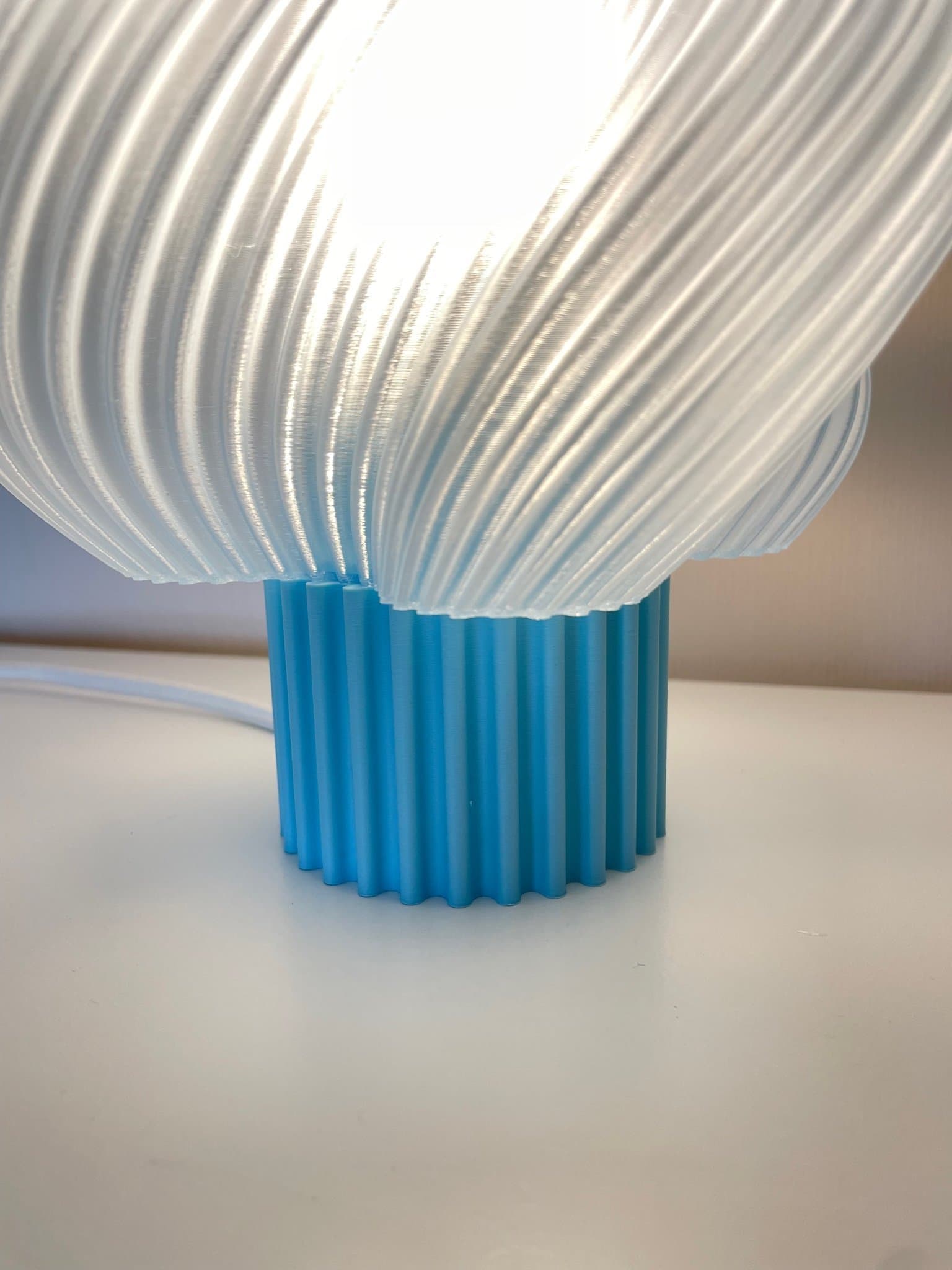 Bordslampa med 3D-printad skärm ljusblå/blå