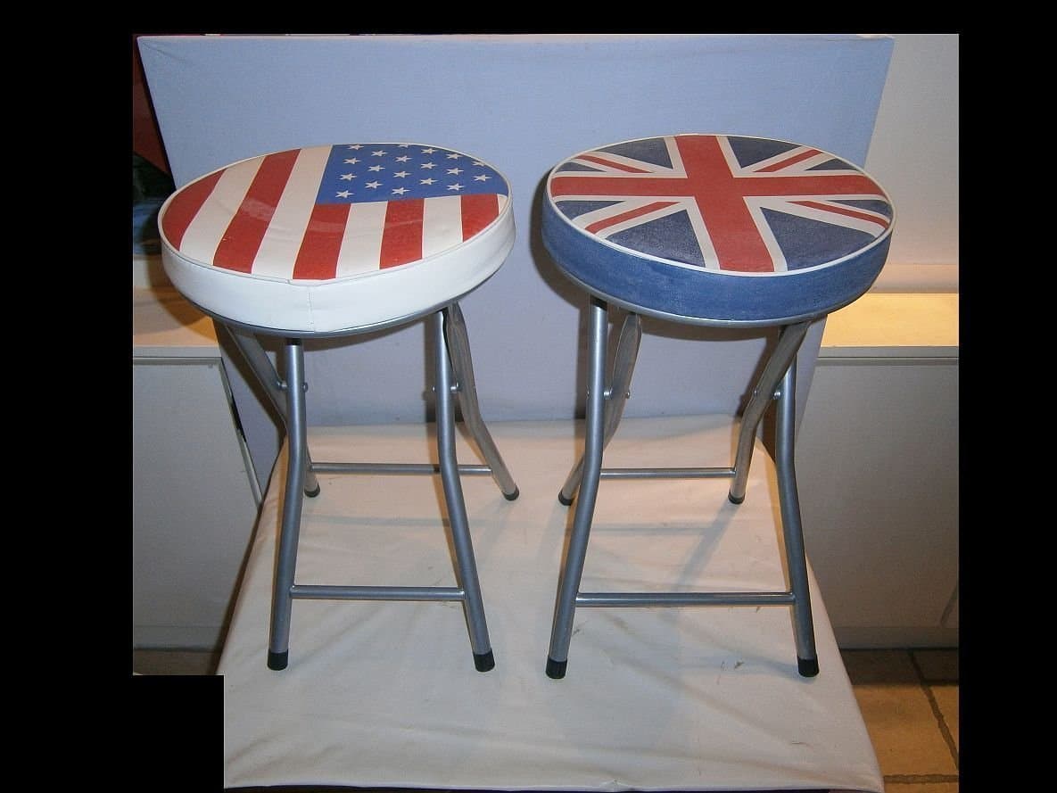 2 fällstolar Metallram och ben, stoppad sits Höjd 49 cm