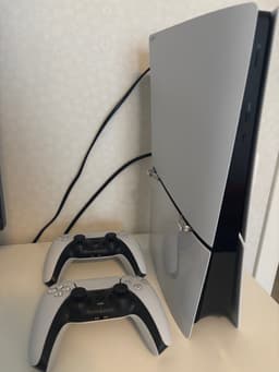 Playstation 5 med två handkontroller