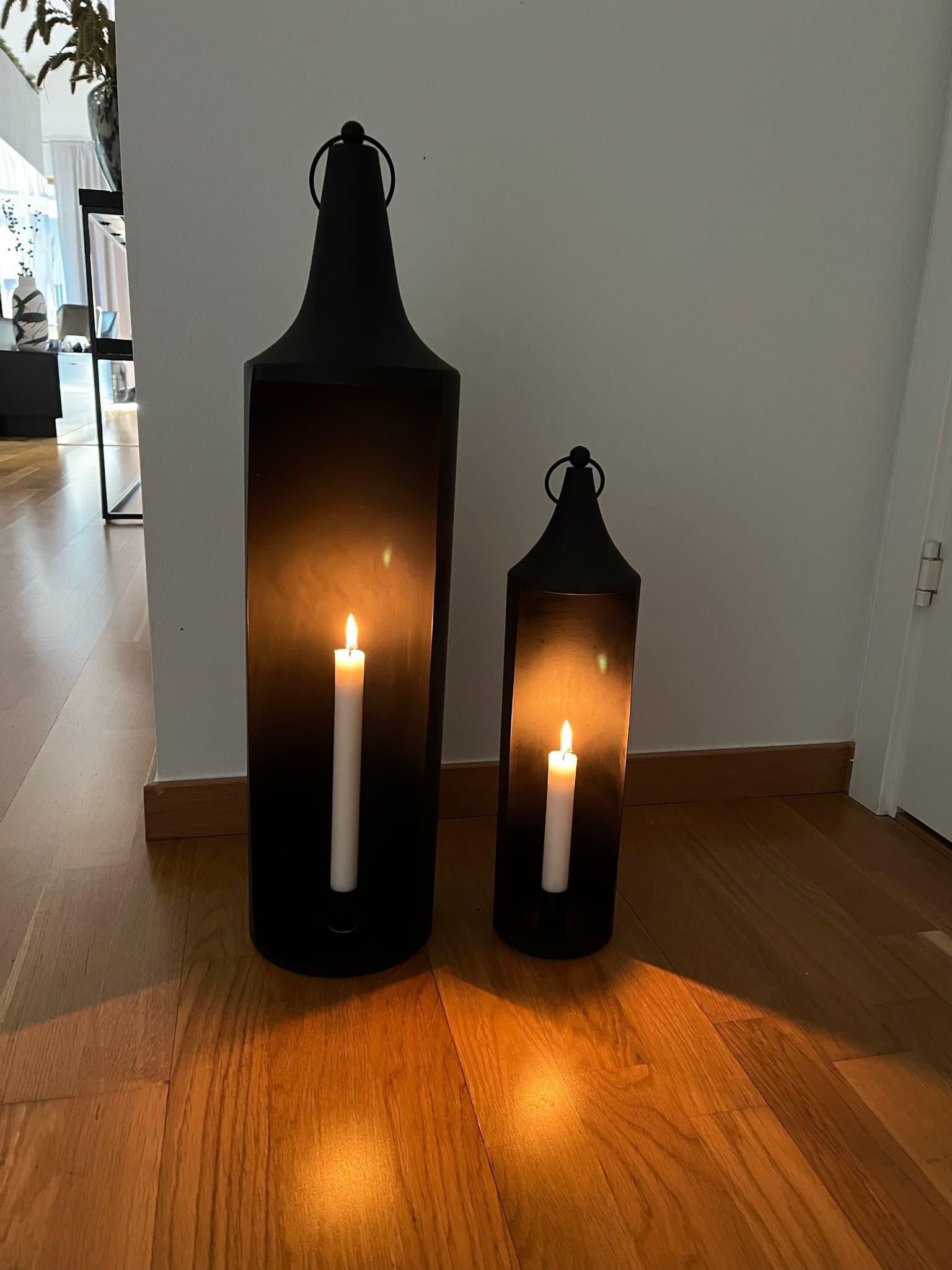 Golvlykta i metall, svart