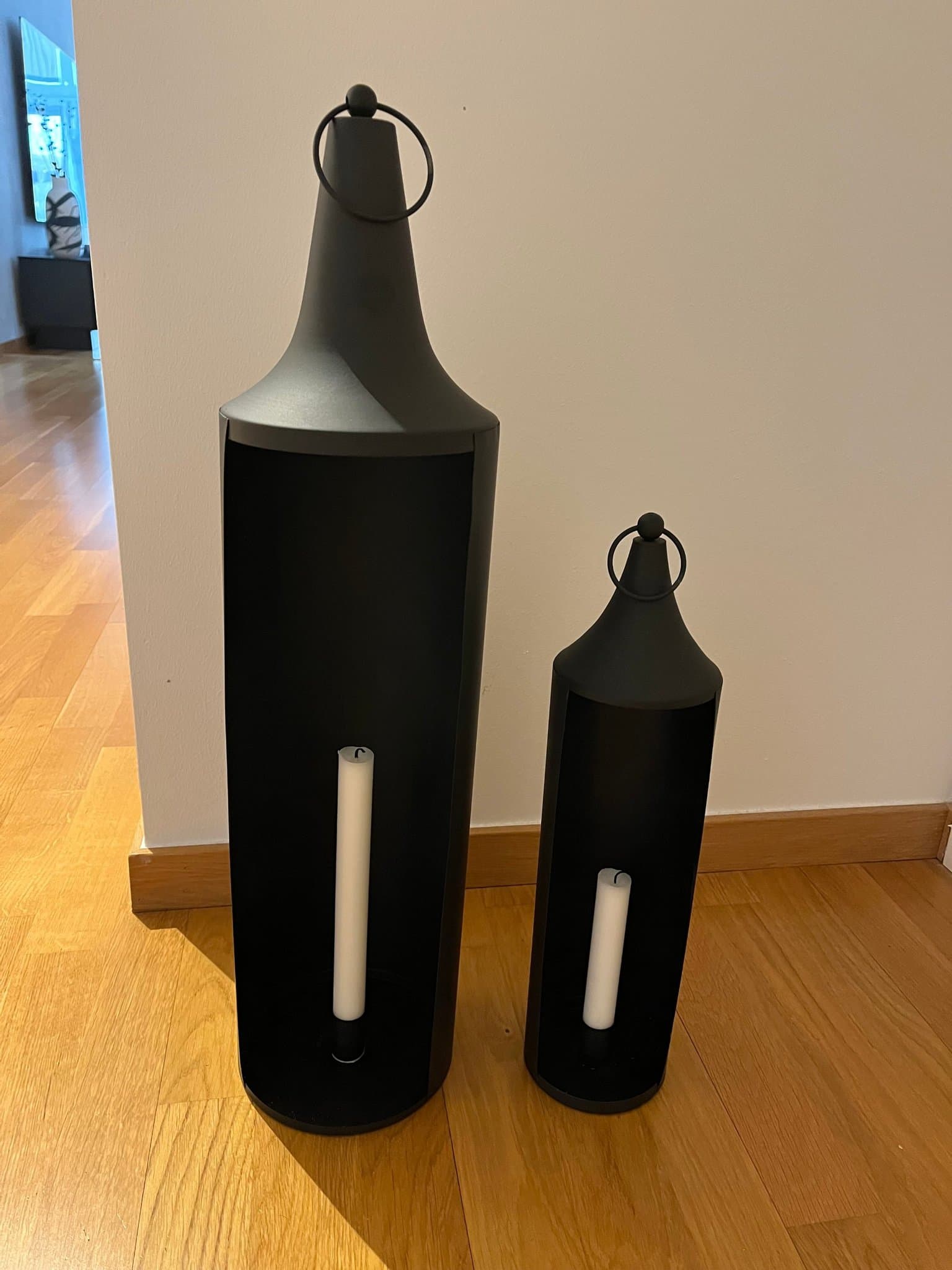 Golvlykta i metall, svart