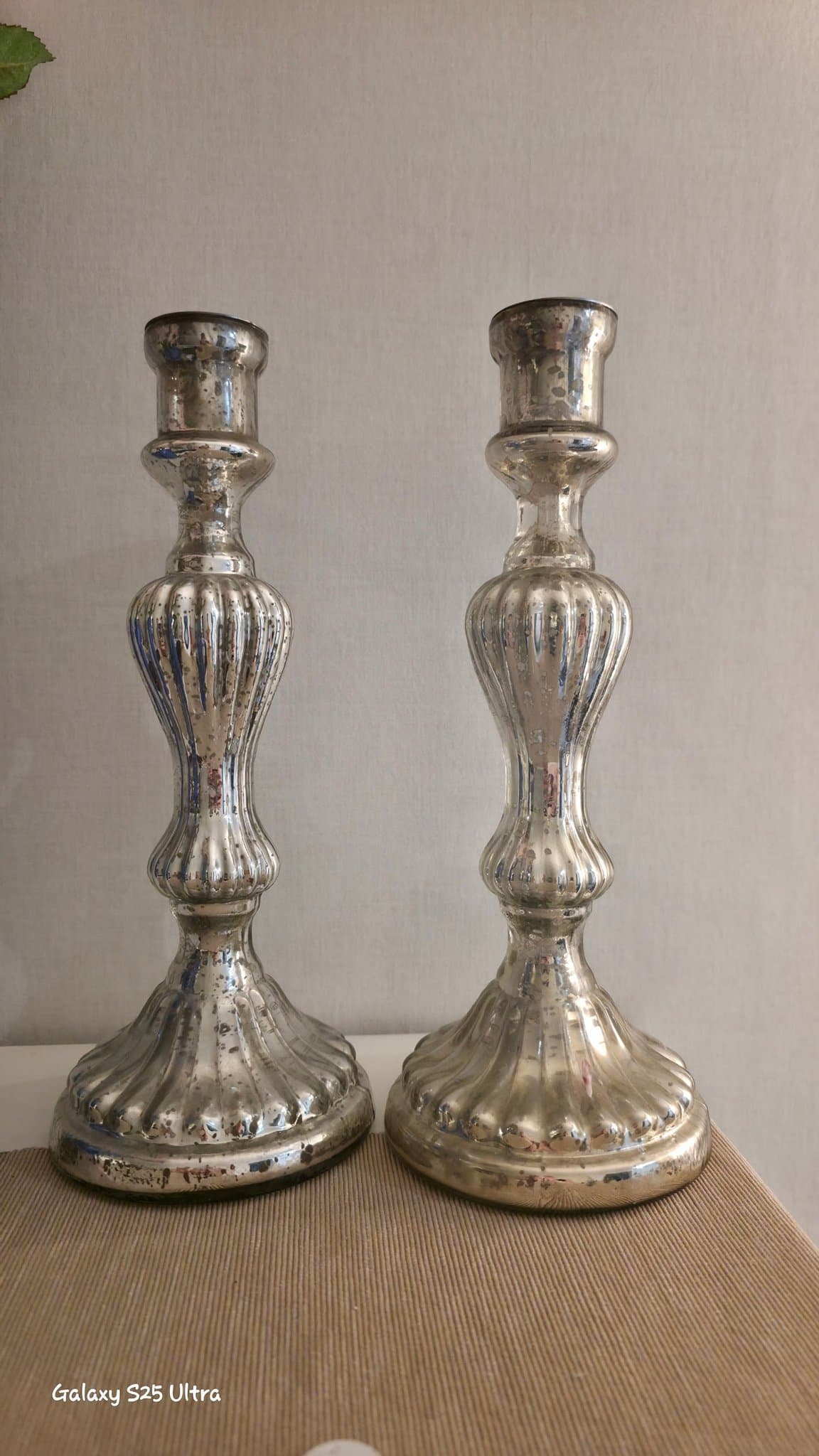 Två ljusstakar i silverfärgat glas, perfect home