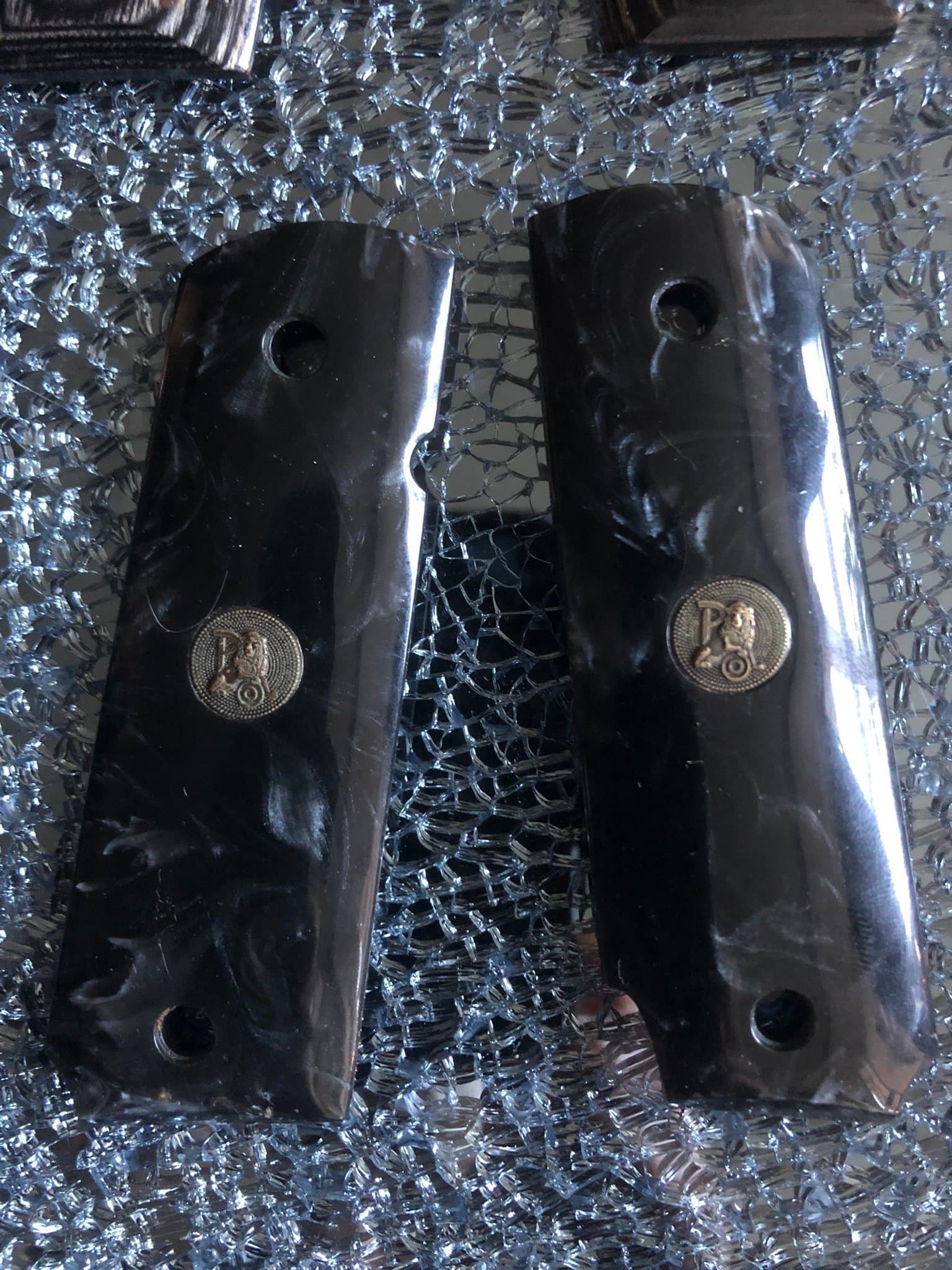 Pachmayr 1911 Pearl Smooth Grips Black – ambicut (höger/vänster) 1911 full size