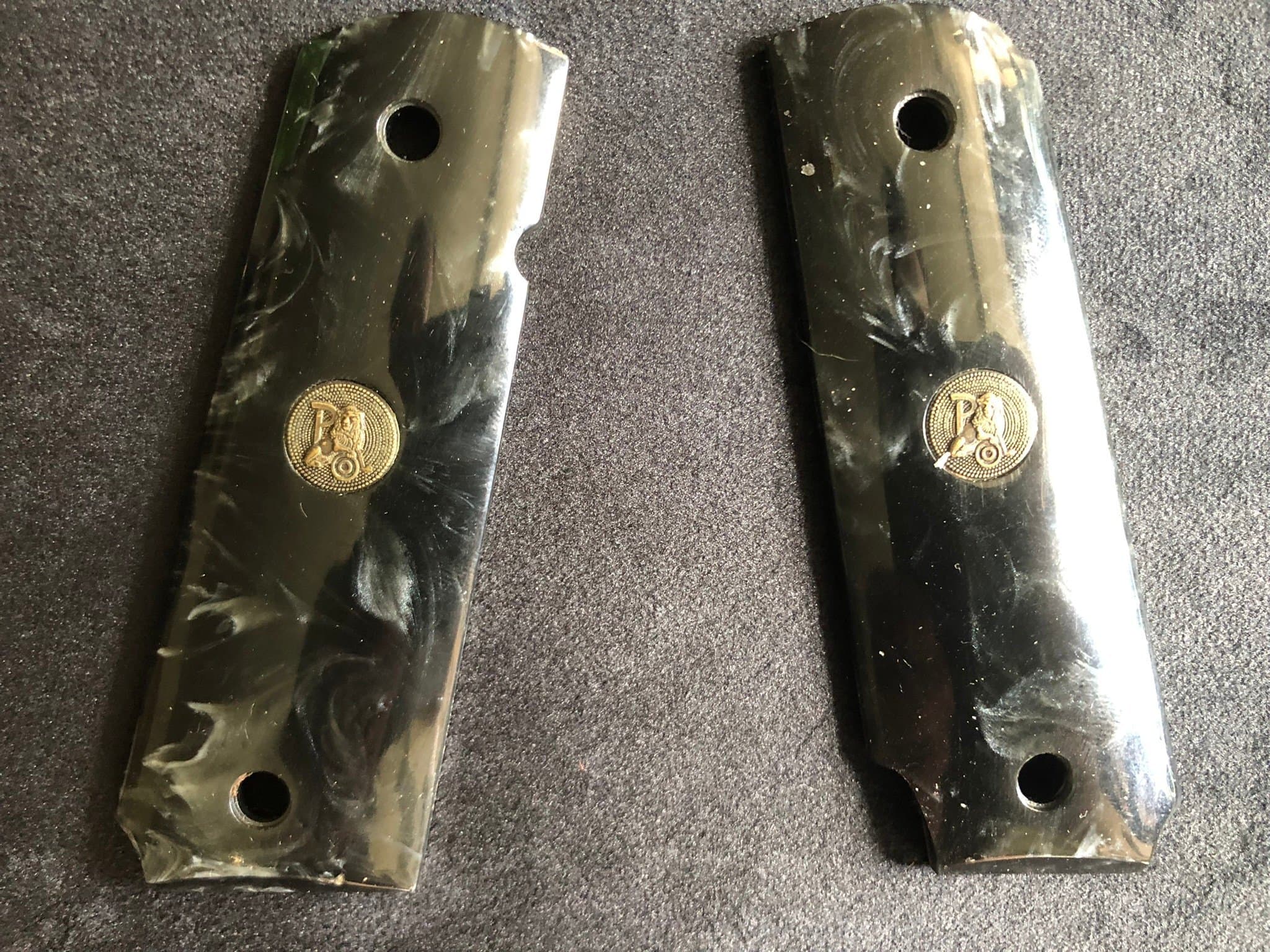 Pachmayr 1911 Pearl Smooth Grips Black – ambicut (höger/vänster) 1911 full size