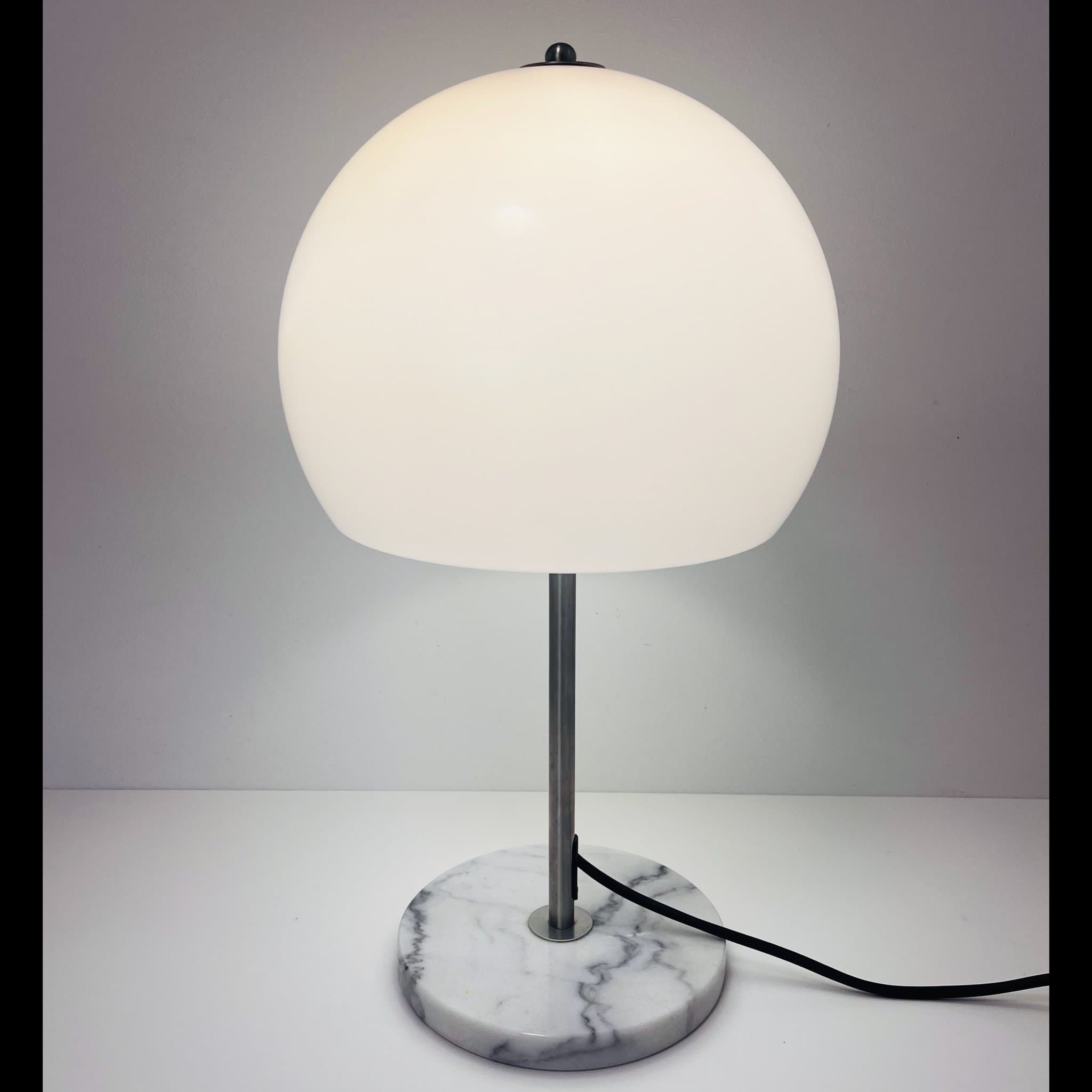 BORDSLAMPA - MALMBERGS, med marmorfot och vit plastkupa.