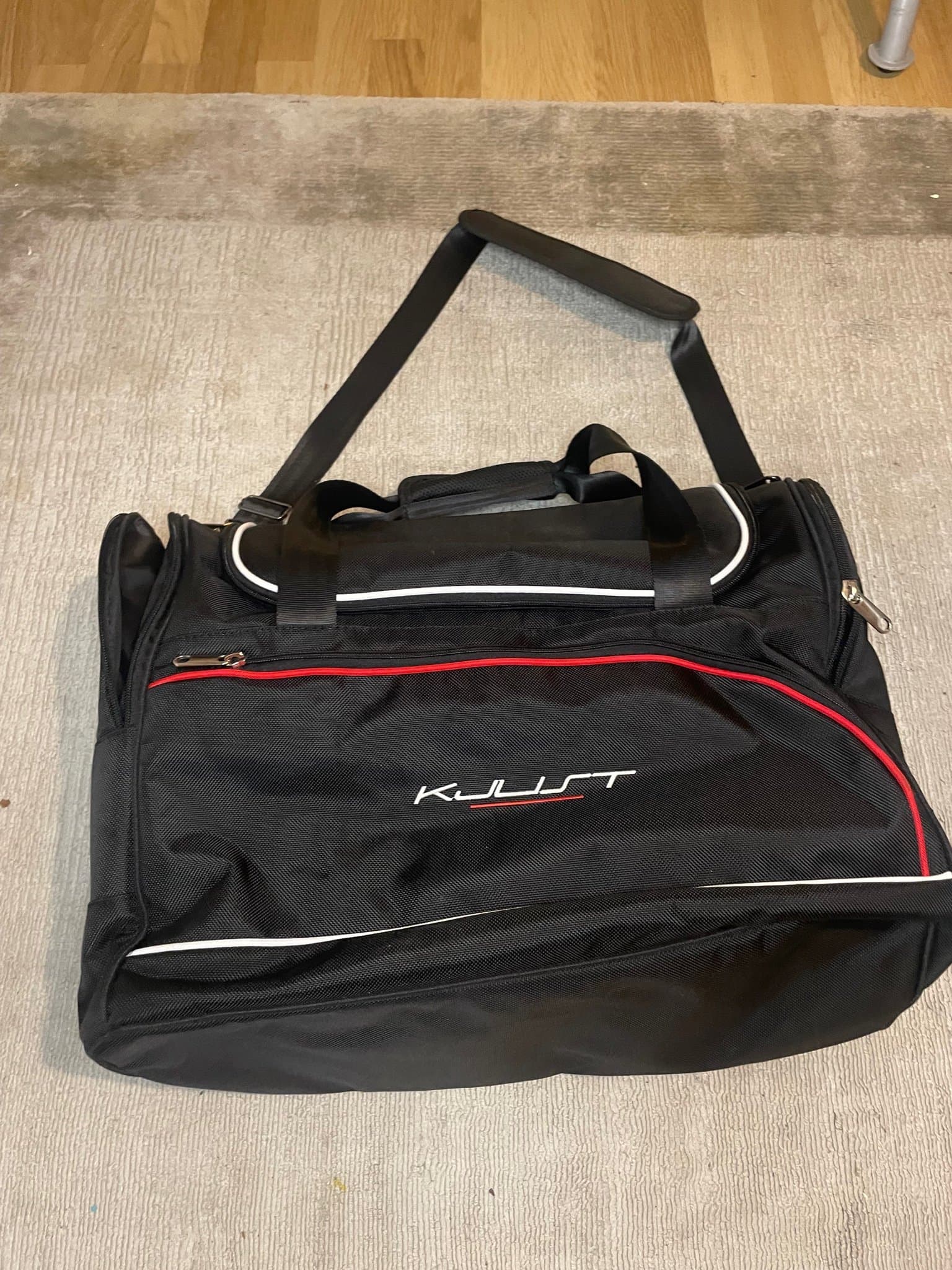 Kjust resväska/träningväska med skopåse.