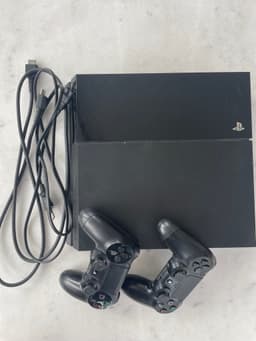 Sony Playstation 4 med två handkontroller