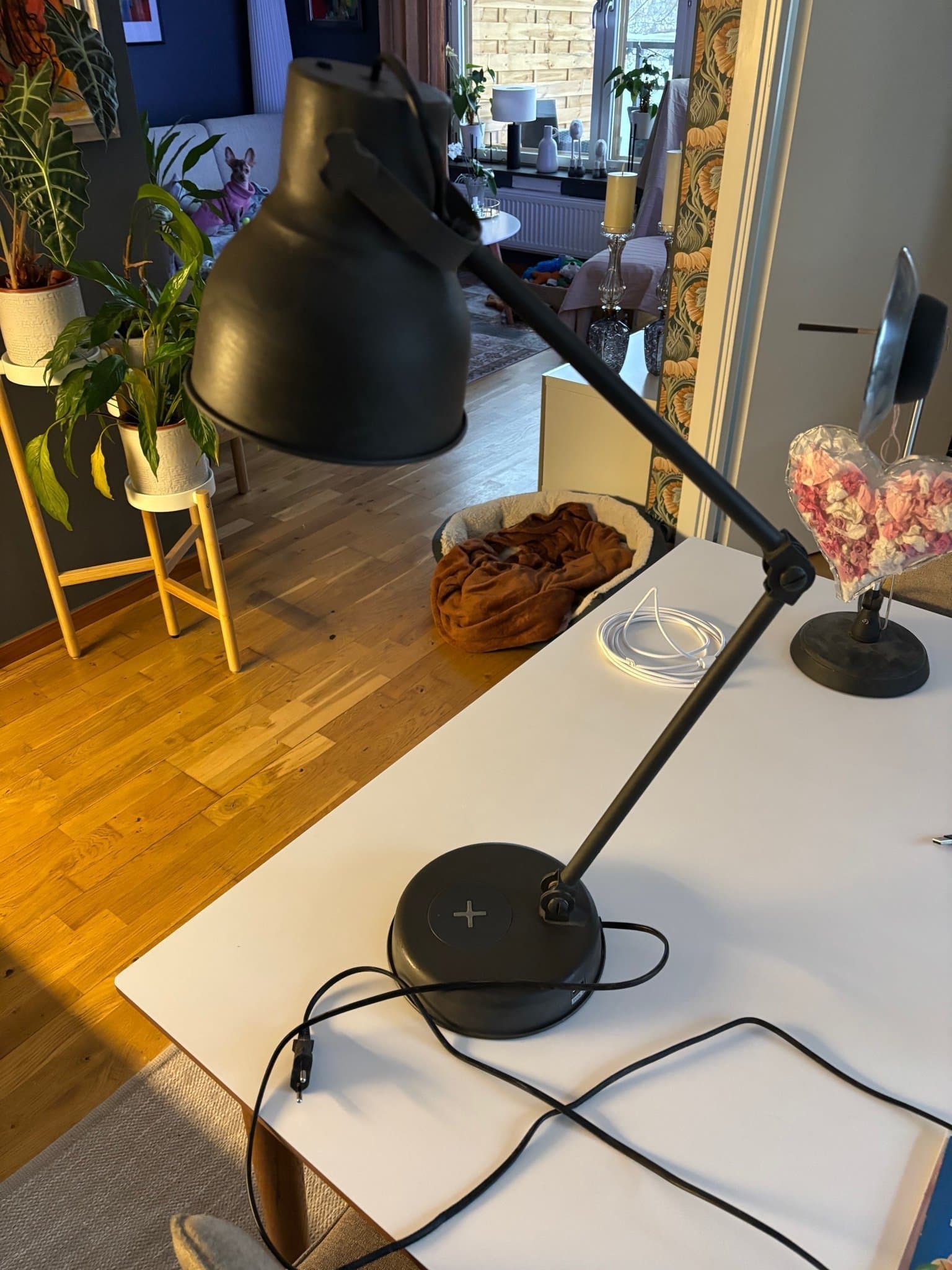 Bordslampa med trådlös laddning