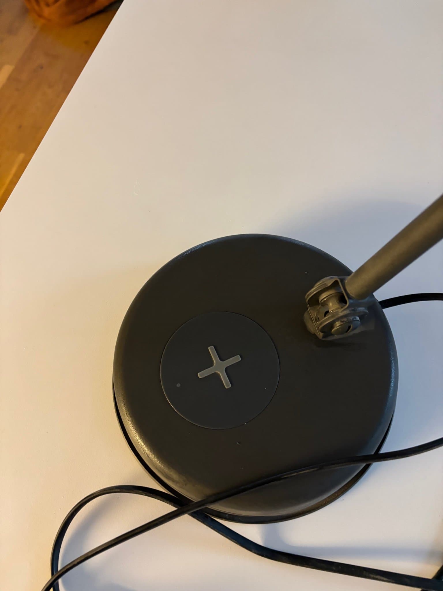 Bordslampa med trådlös laddning