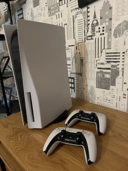 Sony PlayStation 5 disk med två handkontroller
