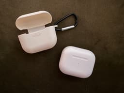 Apple AirPods 3:e gen med MagSafe