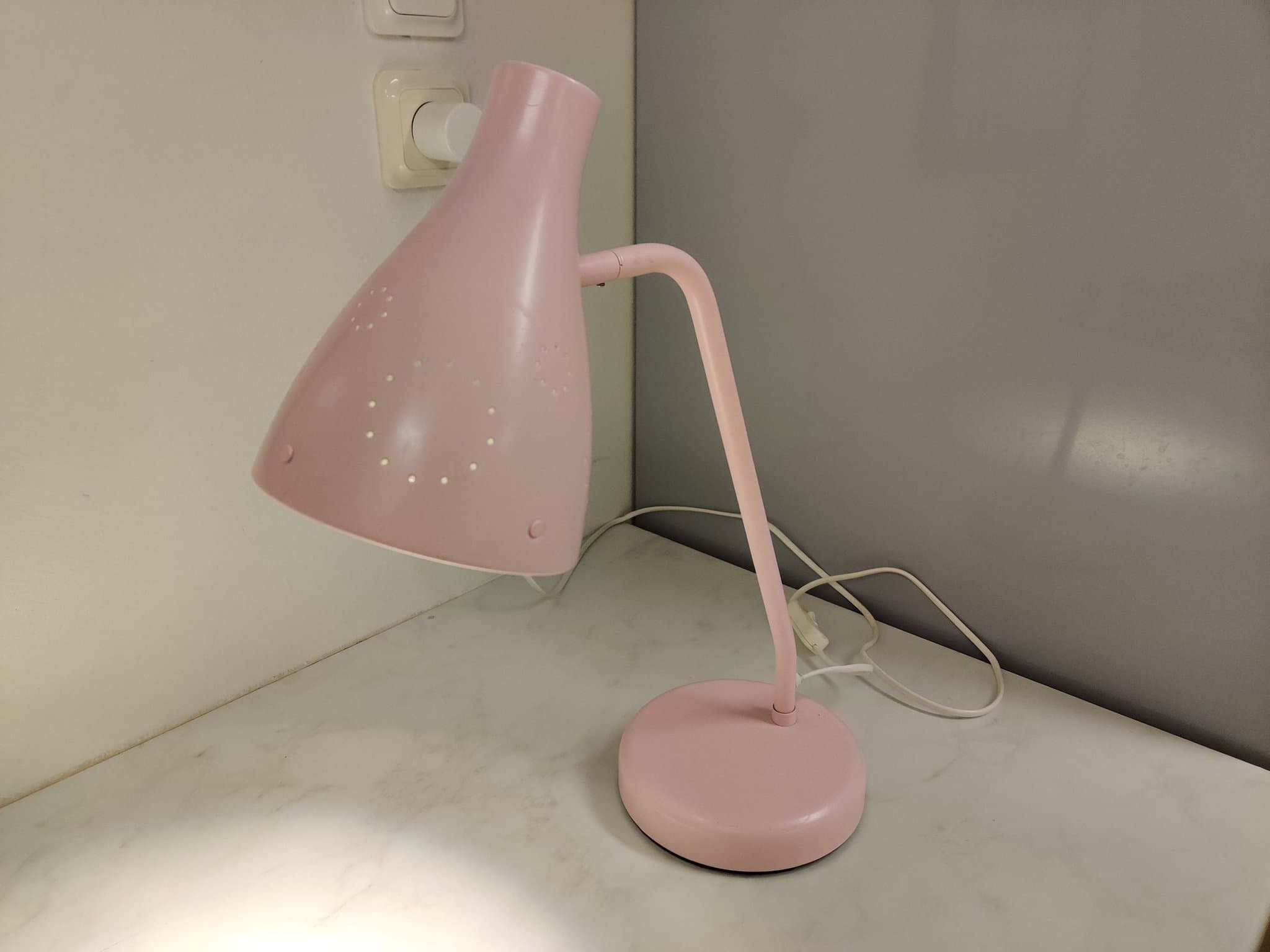 IKEA, 2 matchande fina rosa bordslampor med dekorativt hålmönster