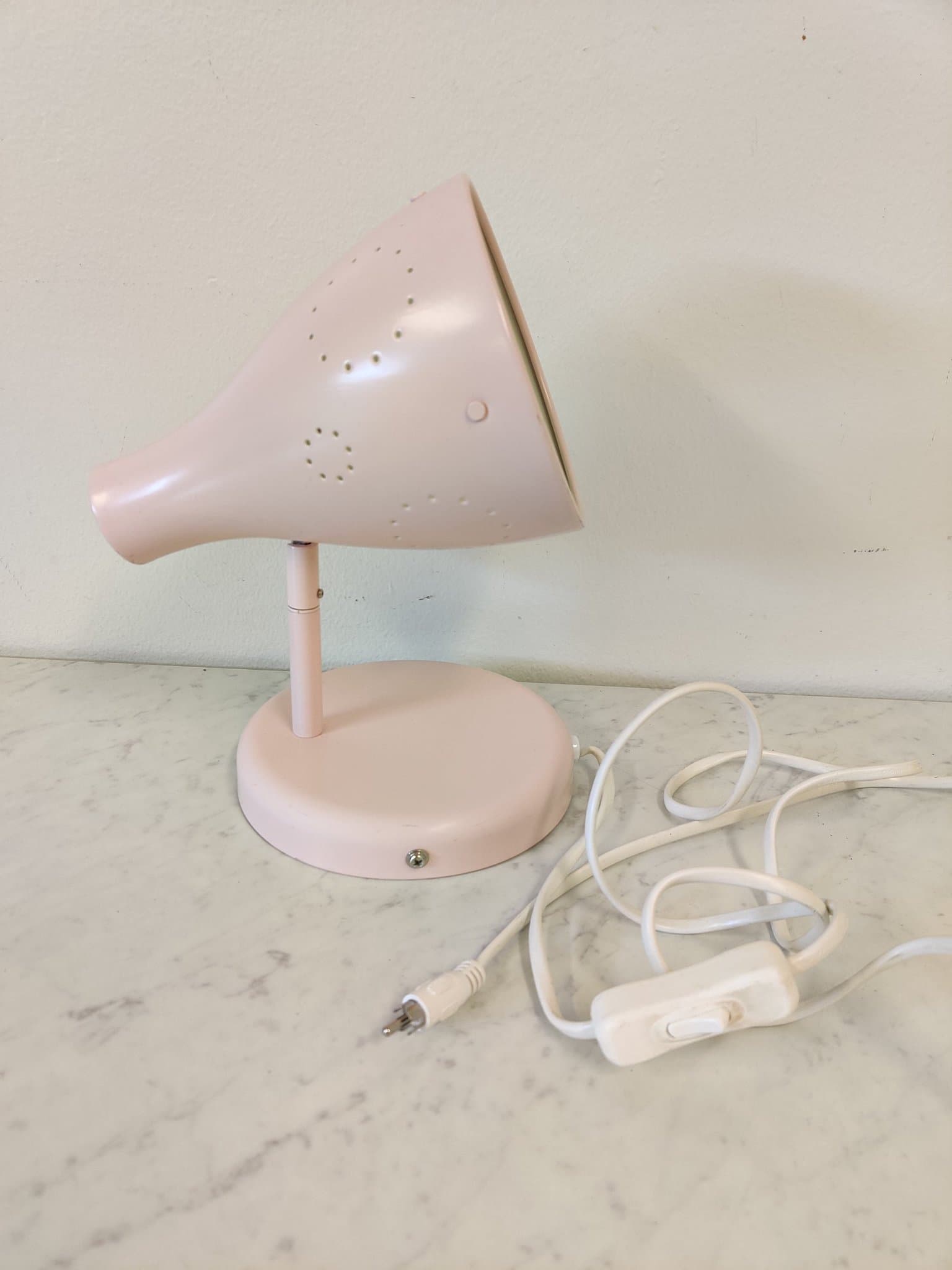 IKEA, 2 matchande fina rosa bordslampor med dekorativt hålmönster