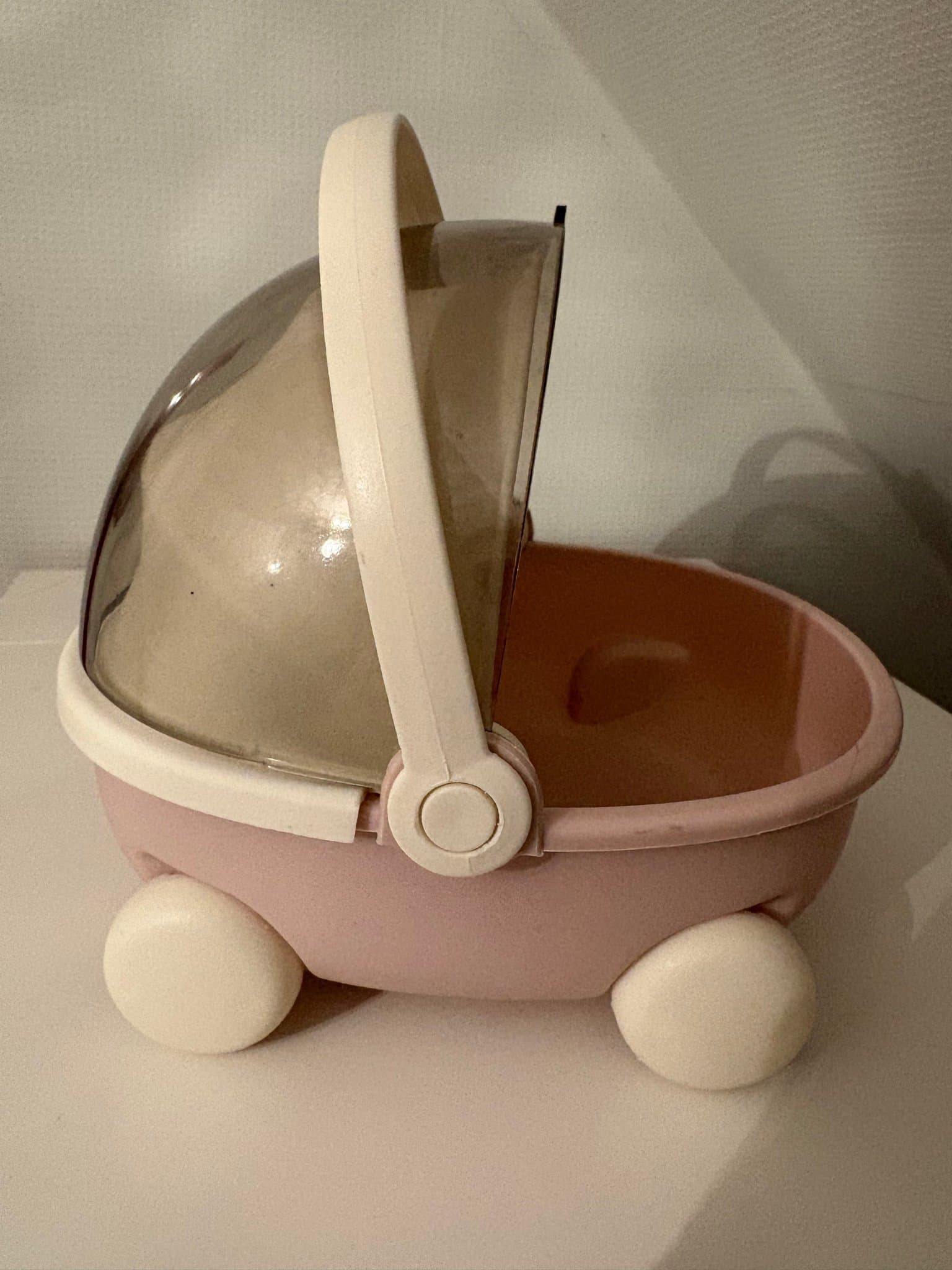 Dockvagn i plast liten för typ labubu eller som förvaring