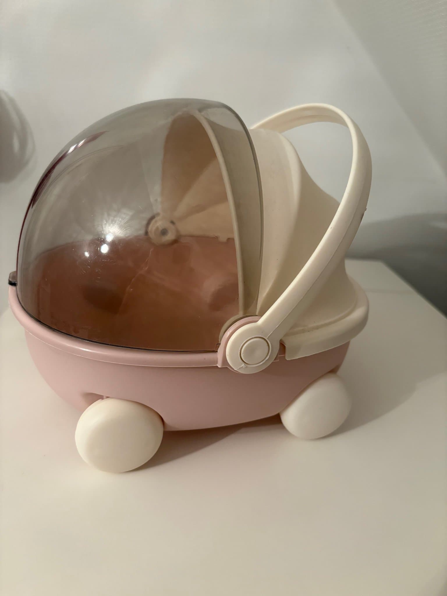 Dockvagn i plast liten för typ labubu eller som förvaring