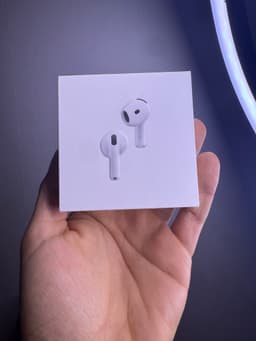 AirPods 4 med aktiv brusreducering