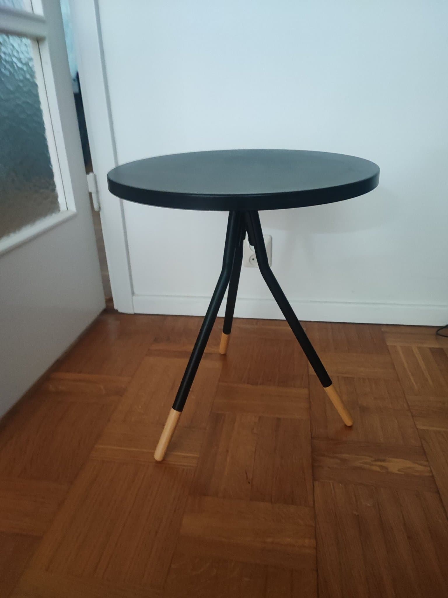 Svart Sidobord med Trädetaljer