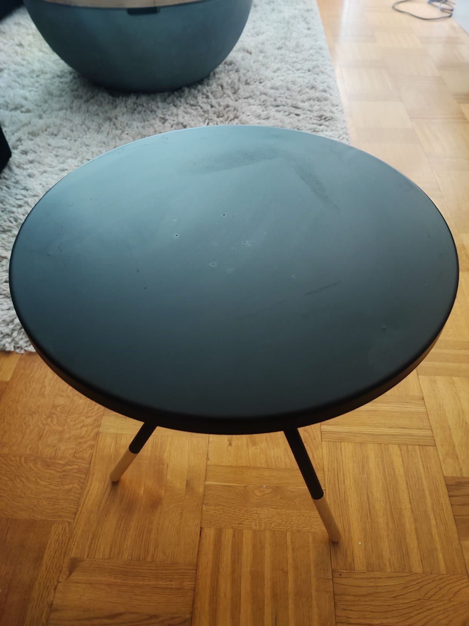 Svart Sidobord med Trädetaljer