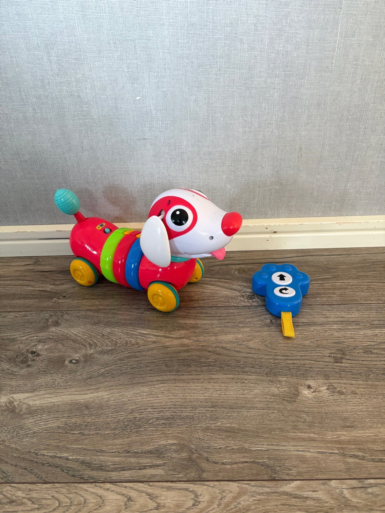 Interaktiv leksakshund med fjärrkontroll / radiostyrd hund med ljud och ljus