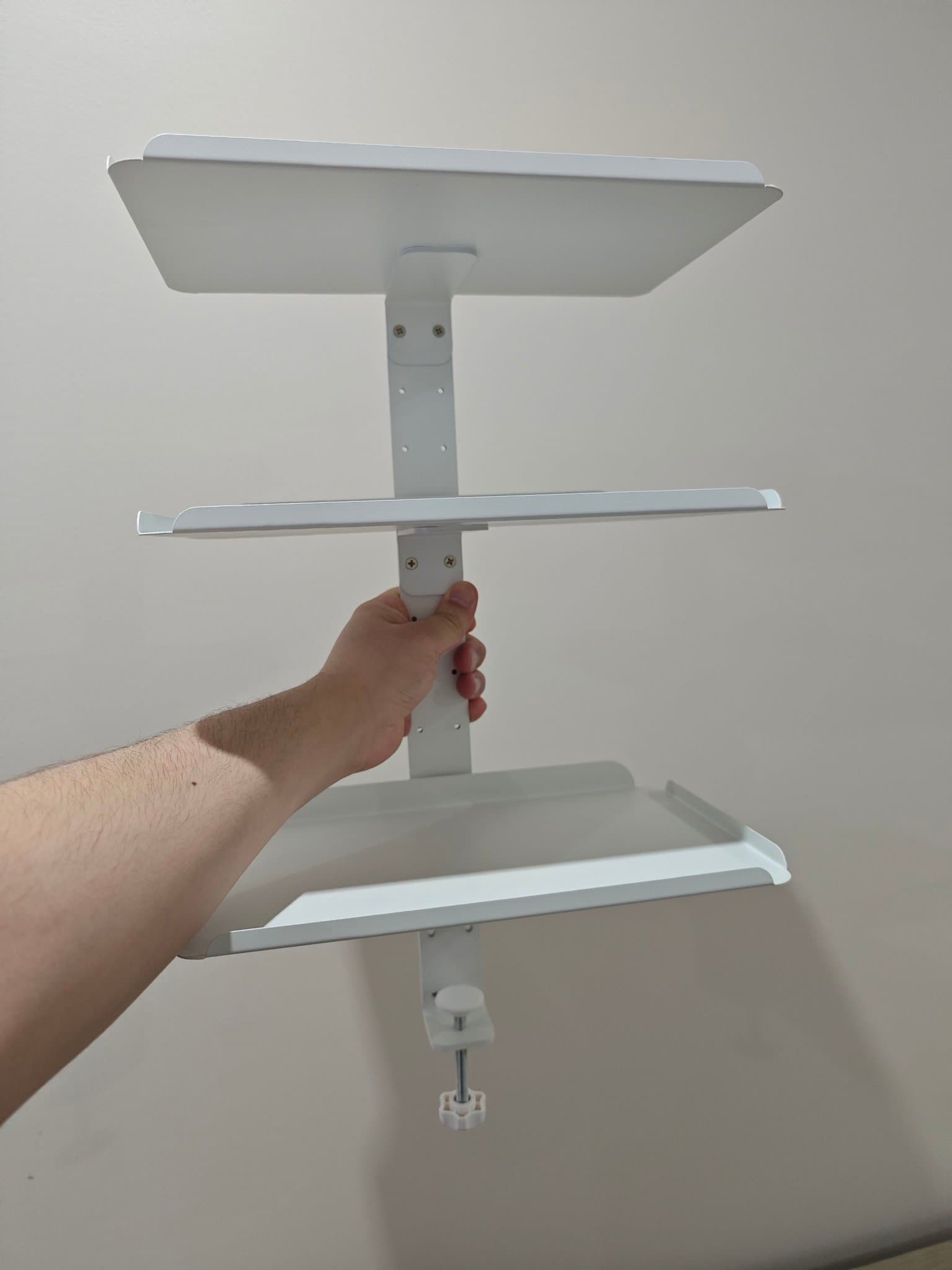 Hylla med tre hyllplan