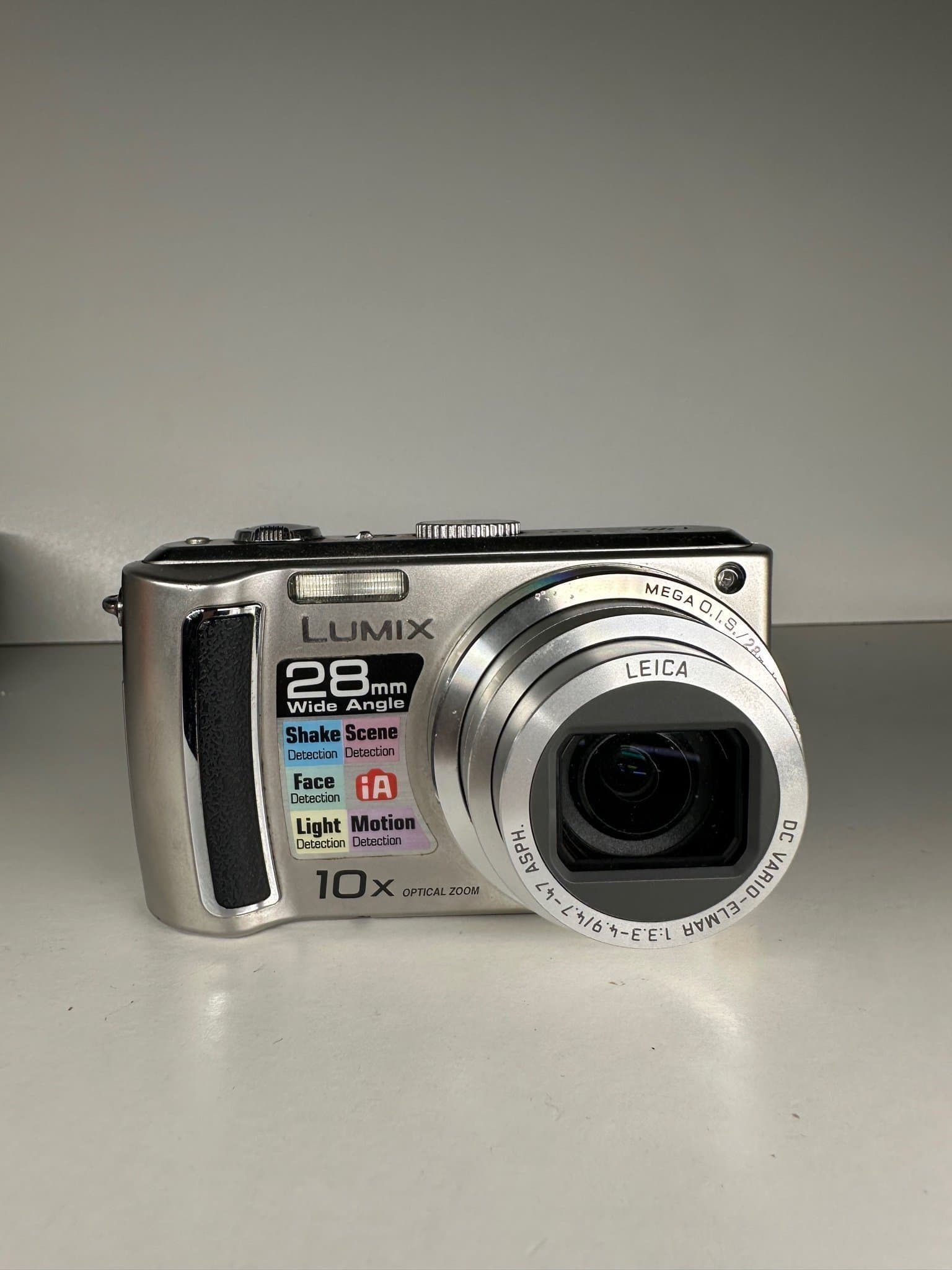 Lumix digitalkamera med 10x optisk zoom. DC Vario -Elmar 1:3.3-4.9/4.7-47 ASPH.