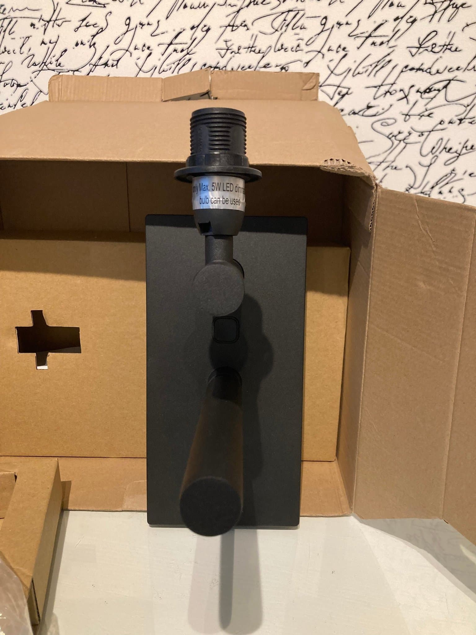 Atelier Lyktan vägglampa med en inbyggd USB-port.