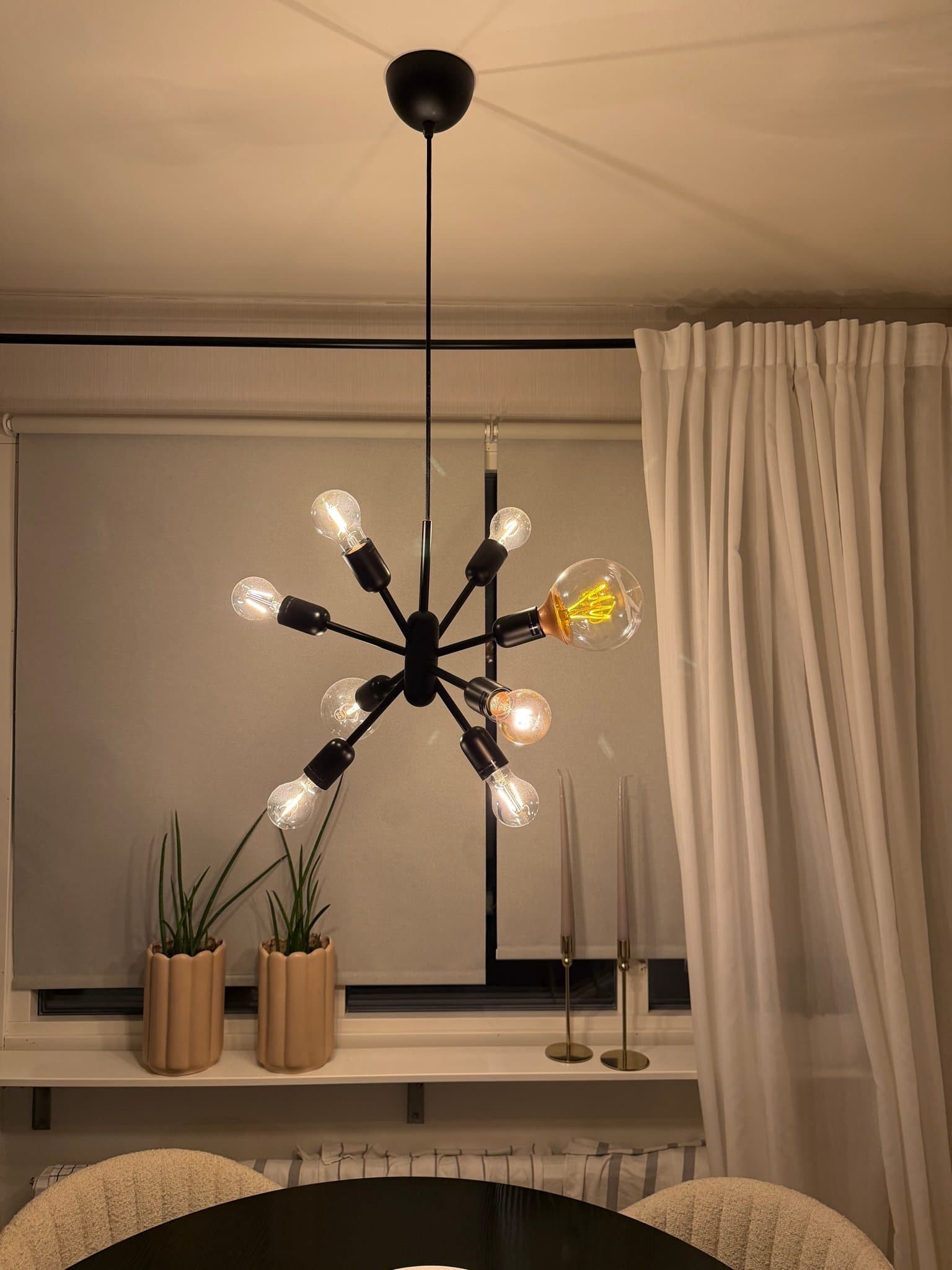 Taklampa i svart metall, 8 ljuskällor