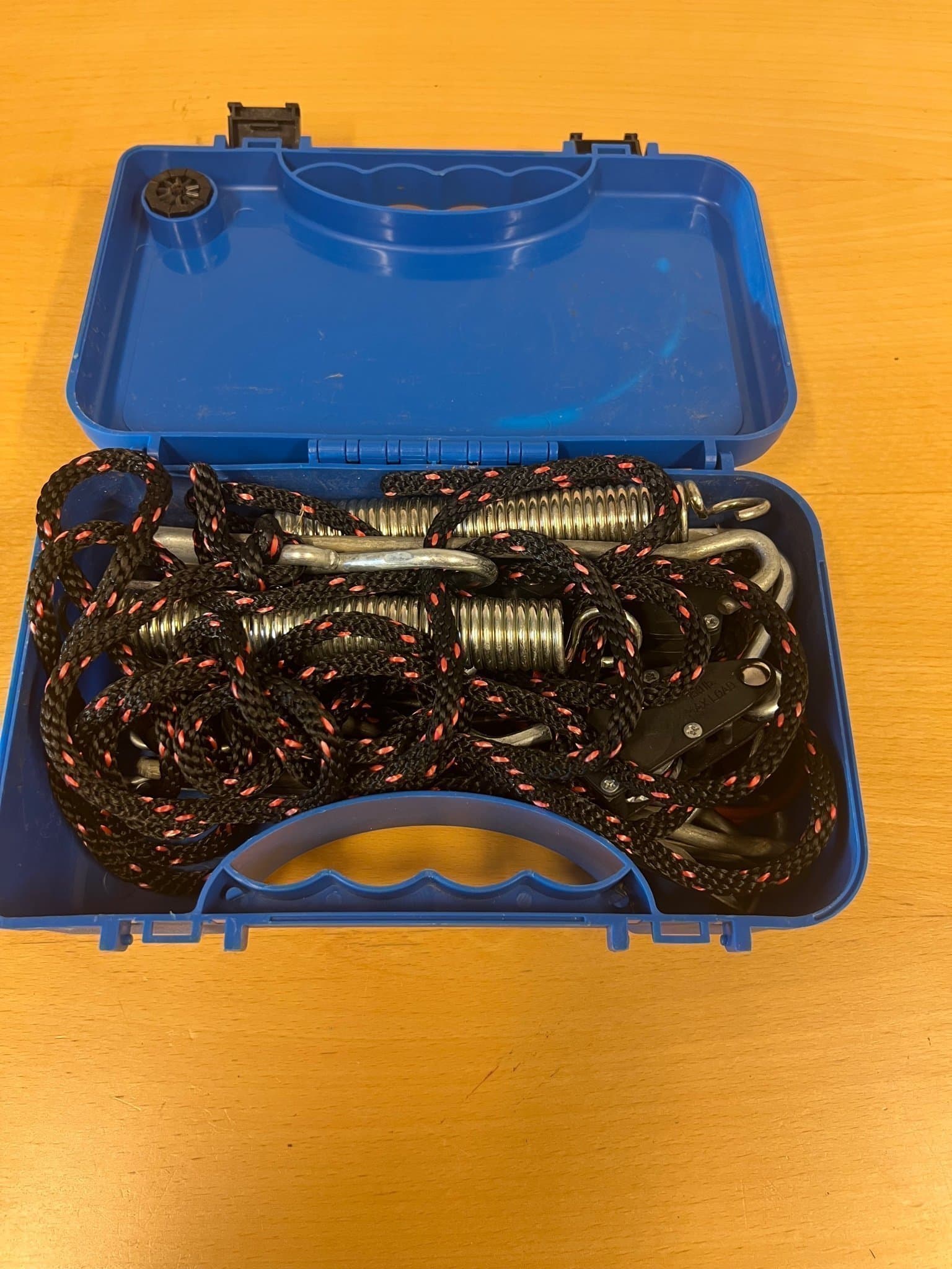 Tältpinnar med tillbehör i förvaringslåda