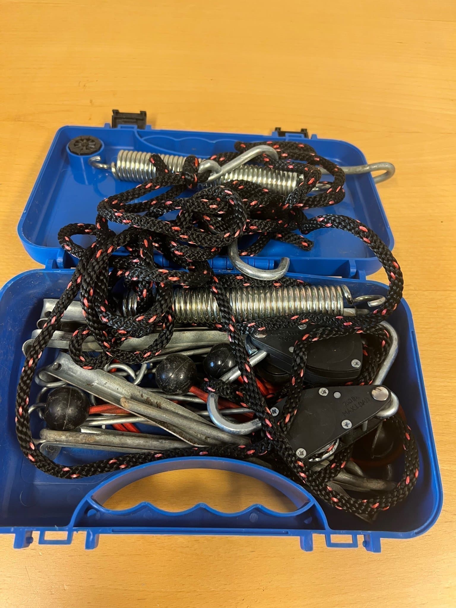 Tältpinnar med tillbehör i förvaringslåda