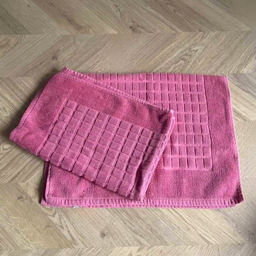 2 badrumsmattor, rektangulära rosa från Ellos, bomull