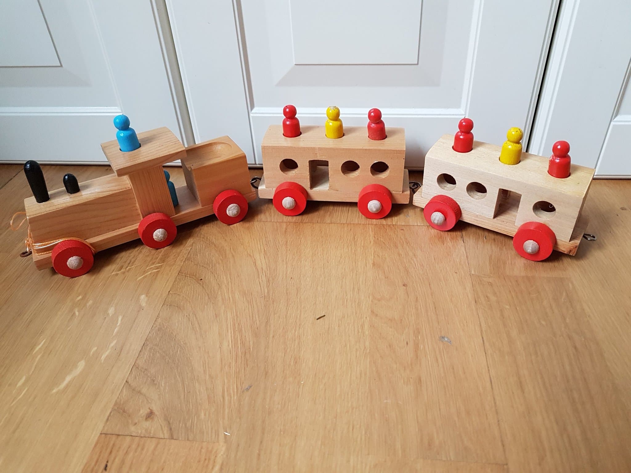 Trätåg med vagnar av äldre modell