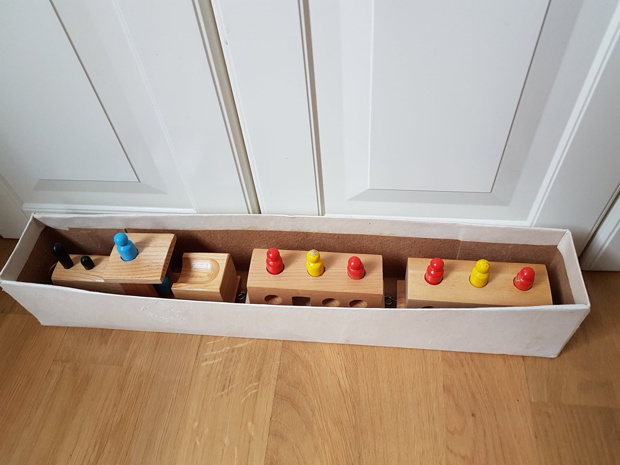 Trätåg med vagnar av äldre modell