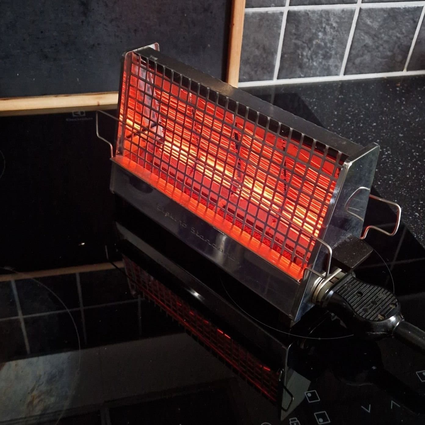 Elektro Standard Brödrost Typ 36 med jordad sladd.