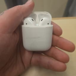 Apple AirPods med laddningsfodral