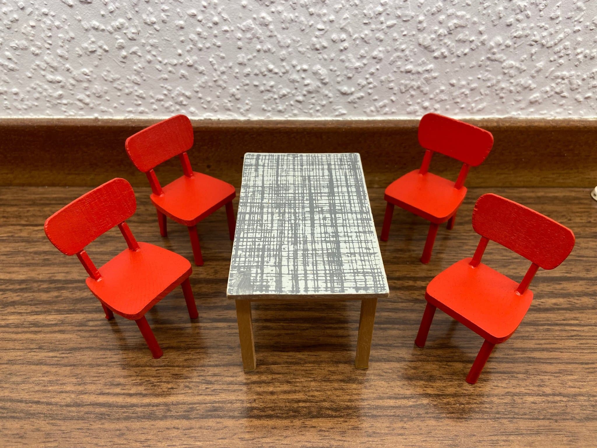 Lerro - Bord - Stolar - Köksinredning - Dockskåp