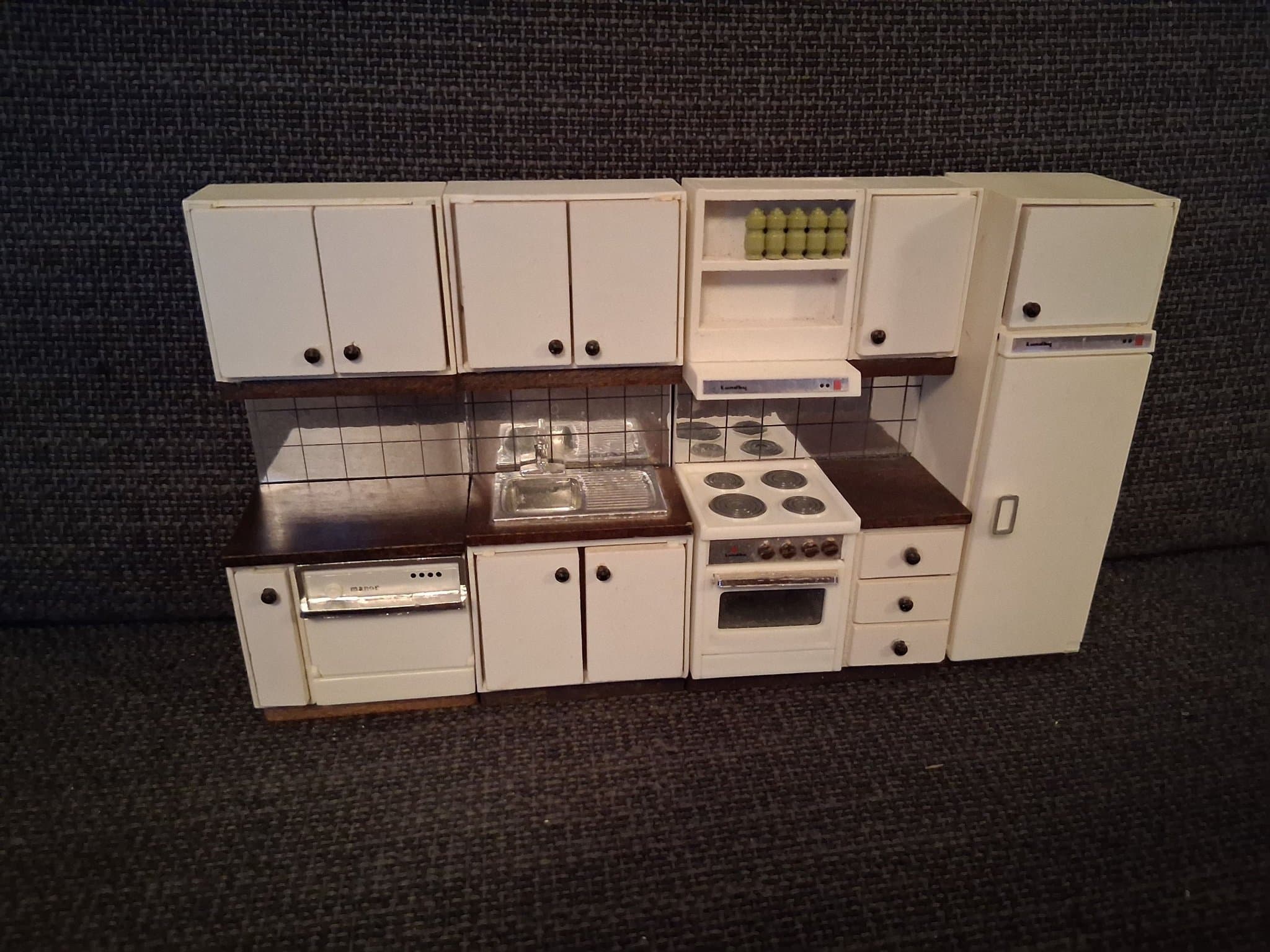 Dockskåp Lundby Kök i 4 delar.