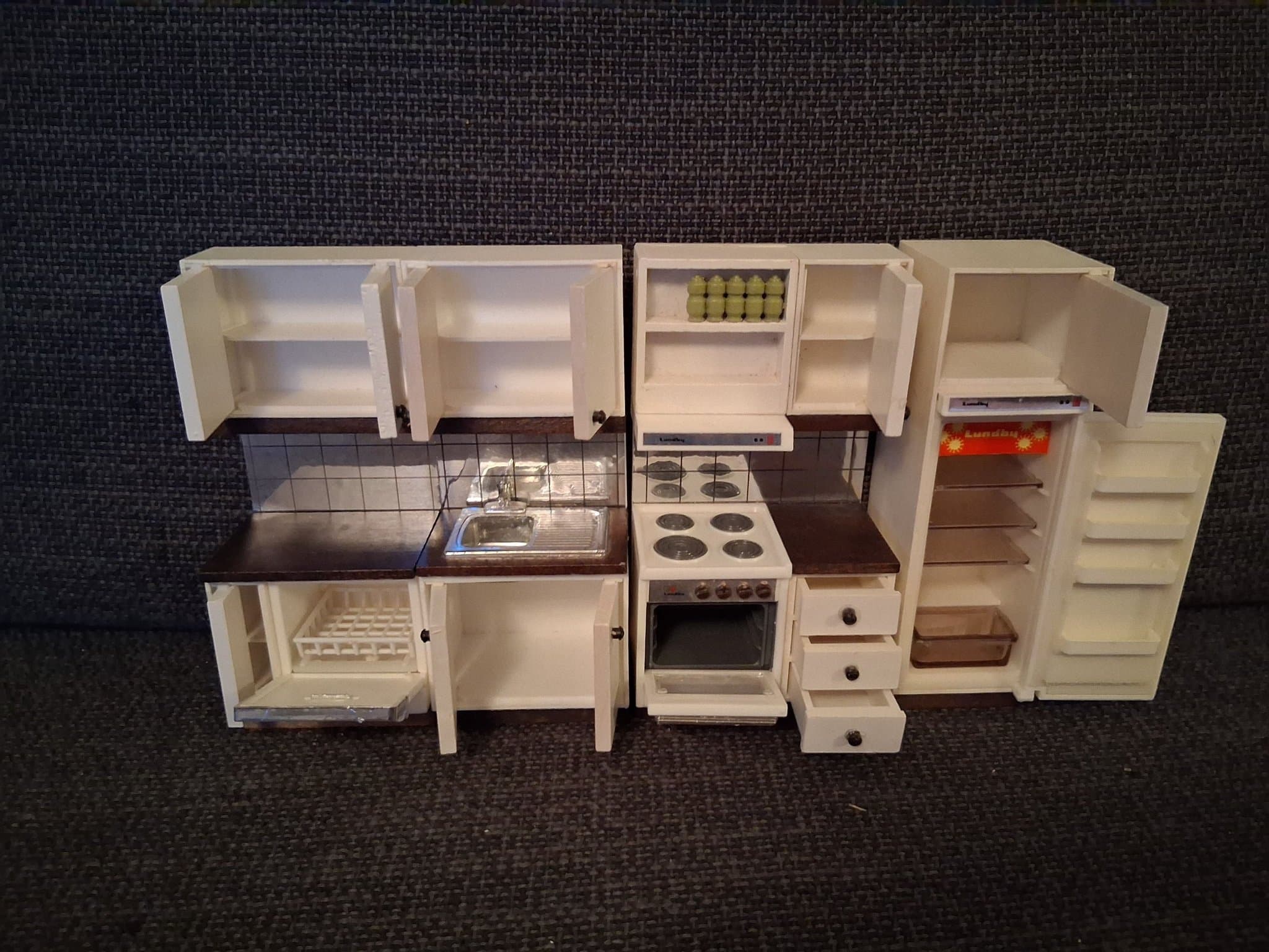 Dockskåp Lundby Kök i 4 delar.