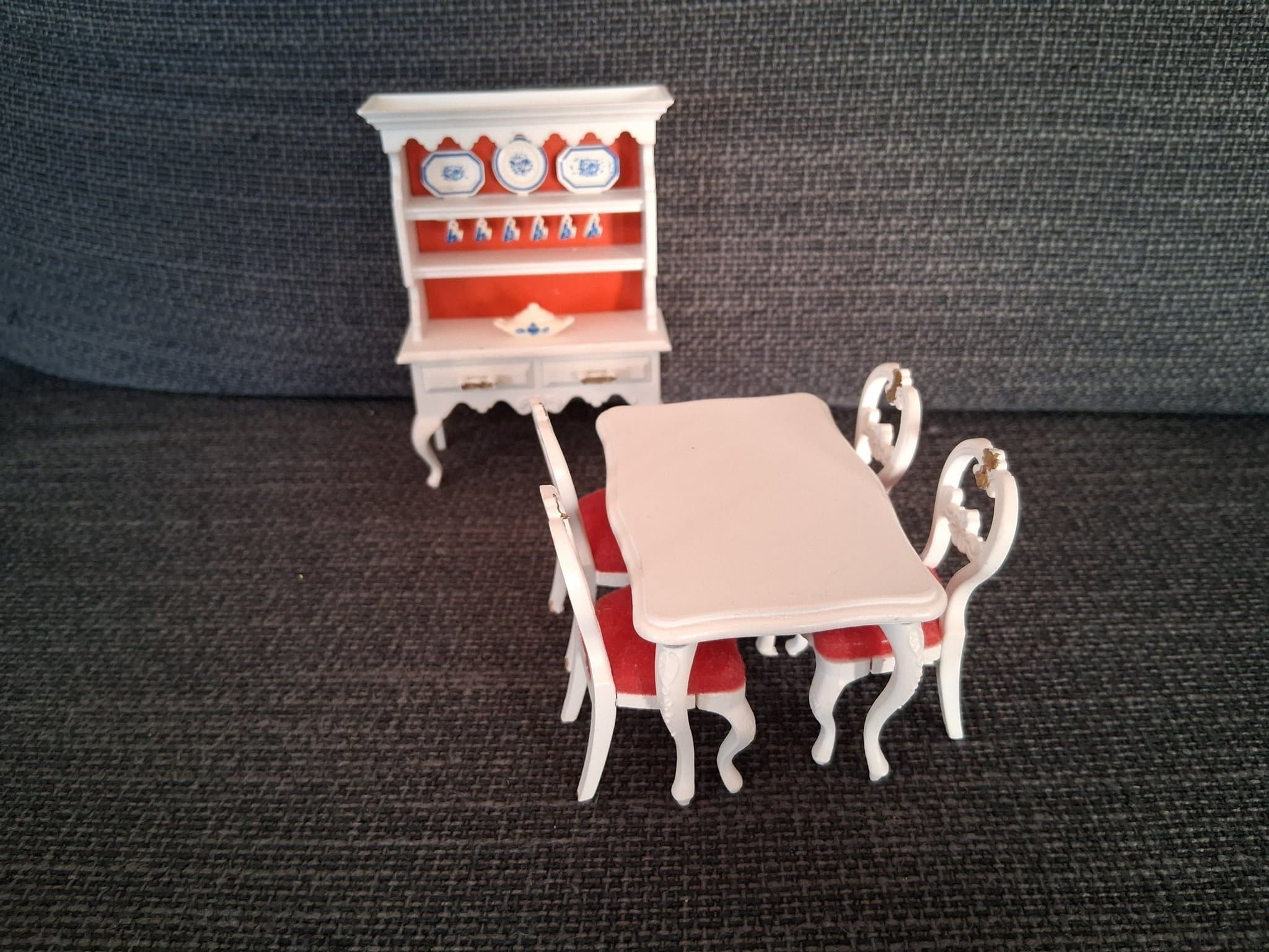 Dockhus Lundby Hylla, bord och 4 stolar.