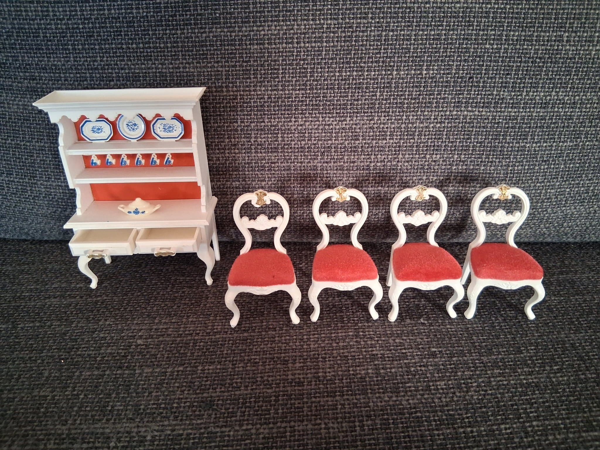 Dockhus Lundby Hylla, bord och 4 stolar.