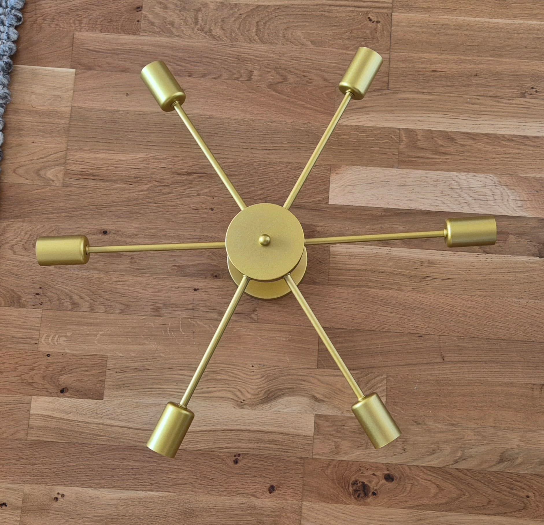 1 st industriell 6-armad taklampa i guldfärg – E27 sockel