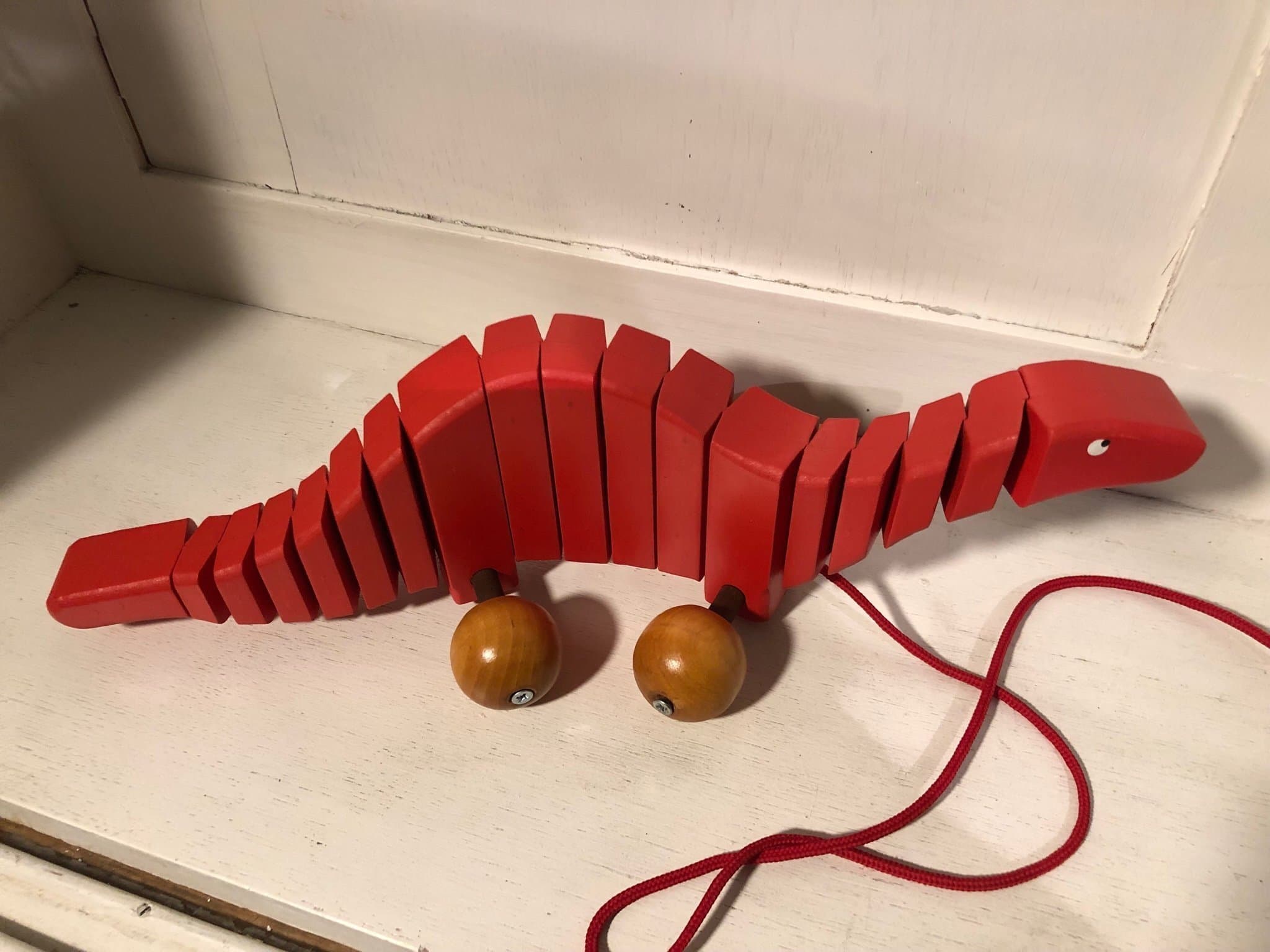 Trä dragleksak röd dinosaurie med snöre