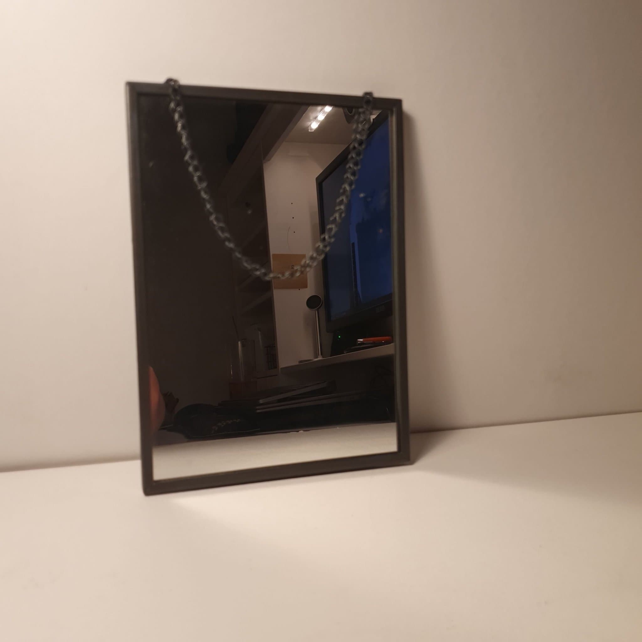 Liten spegel i metallram med kedja från IKEA