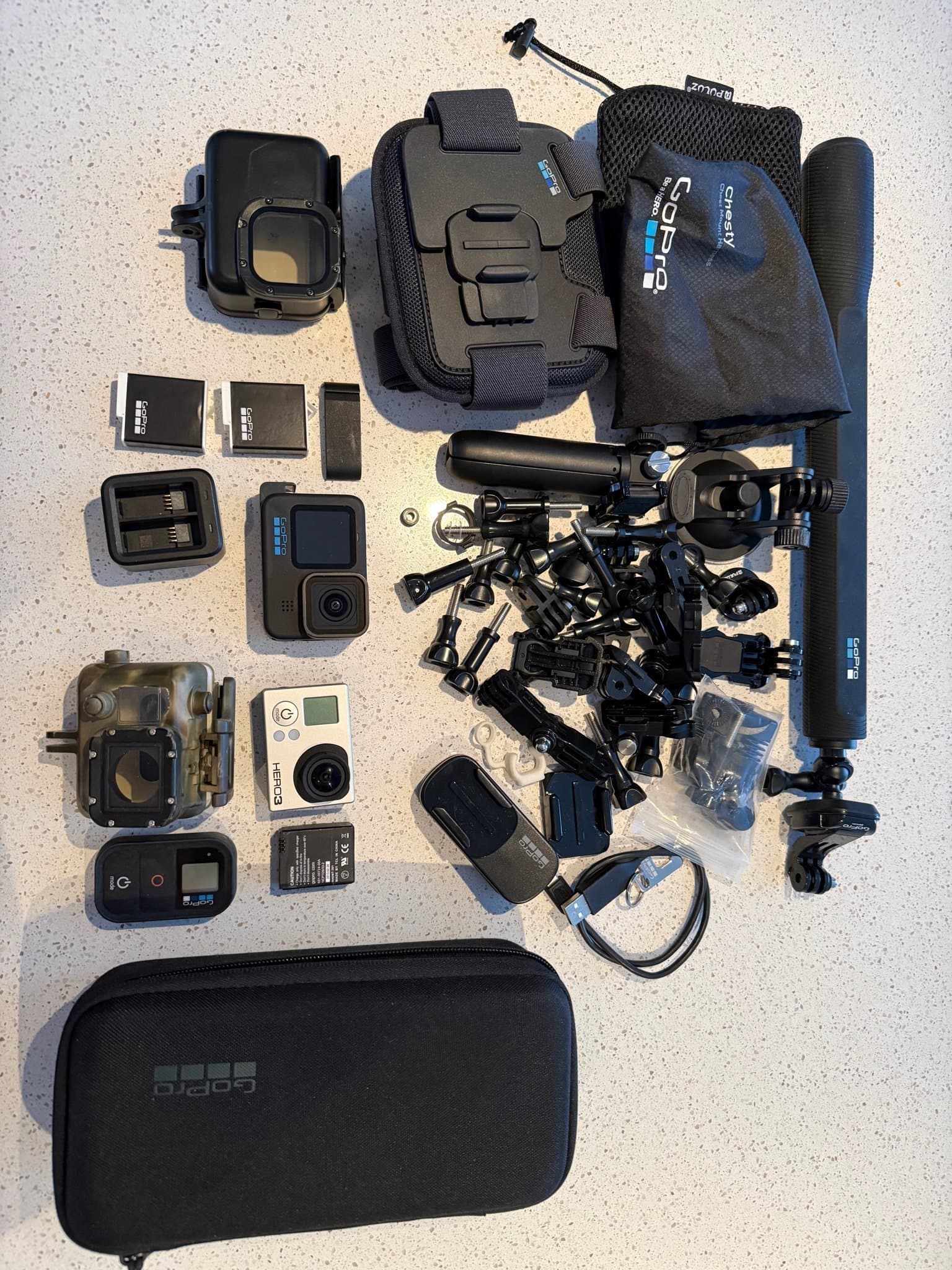 GoPro Hero 10, med mängder av tillbehör och en gratis GoPro Hero 3.