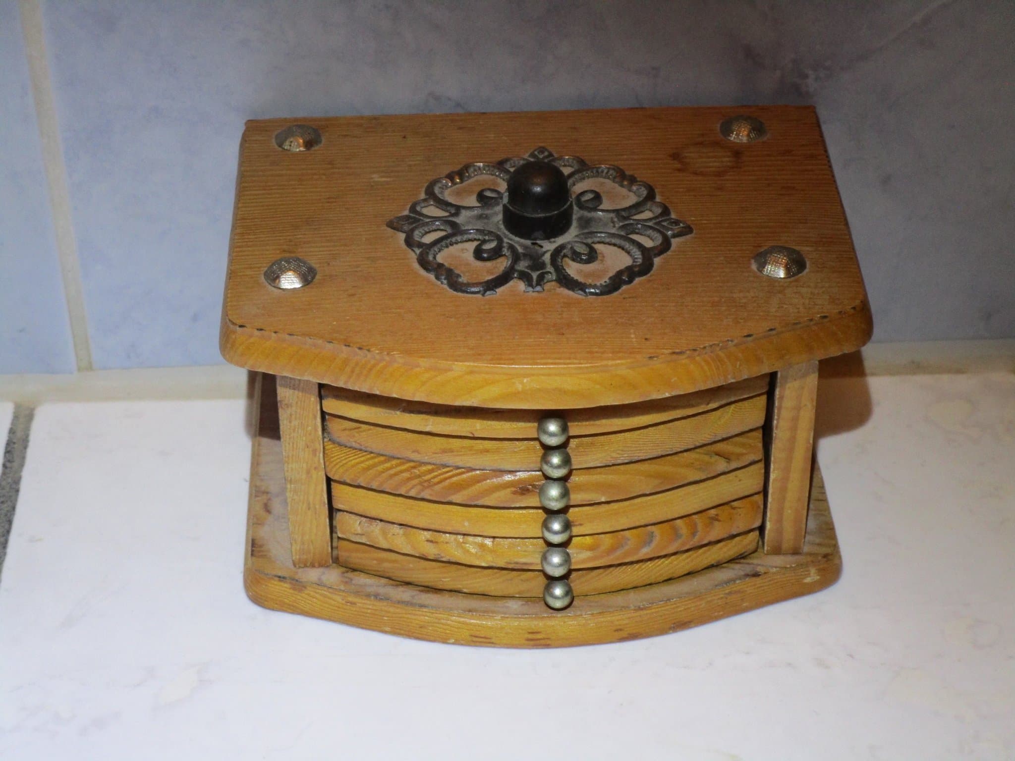 Finurlig miniatyrbyrå med "lådor" som är glas-/flaskunderlägg (coasters)