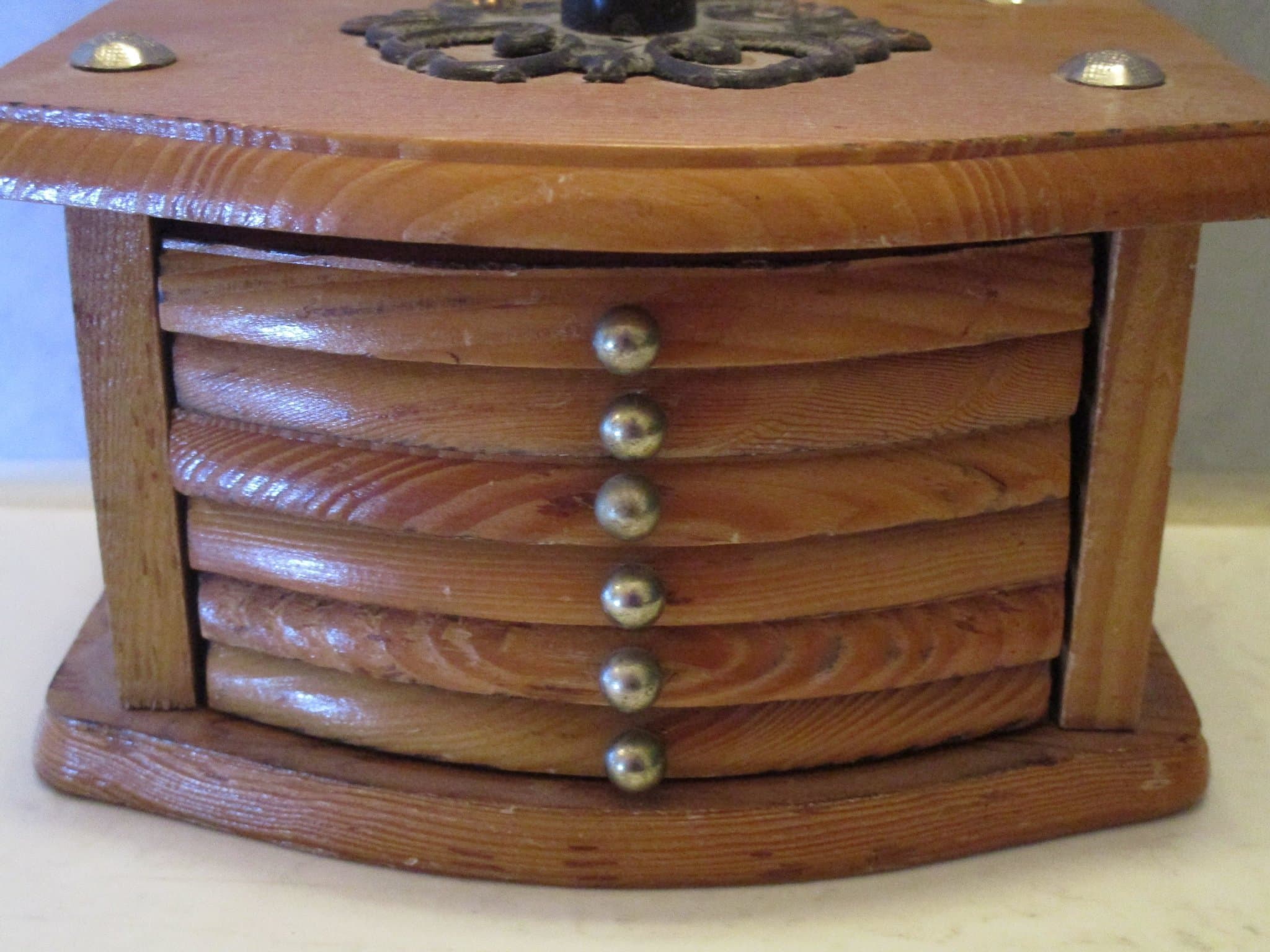 Finurlig miniatyrbyrå med "lådor" som är glas-/flaskunderlägg (coasters)