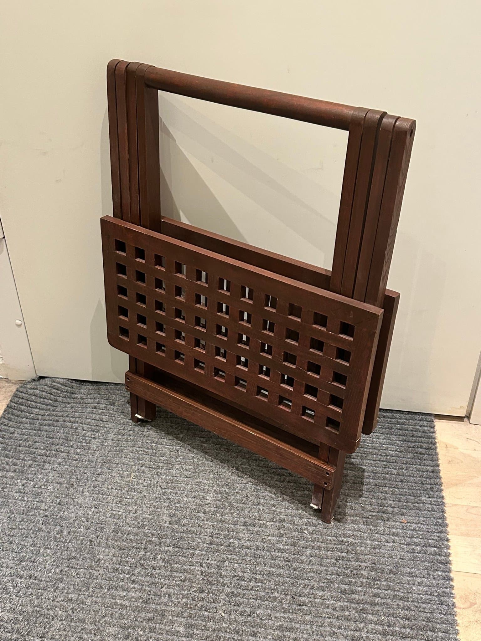 Fällbart träbord i mörkt trä – kompakt & dekorativt (50×50×50 cm)