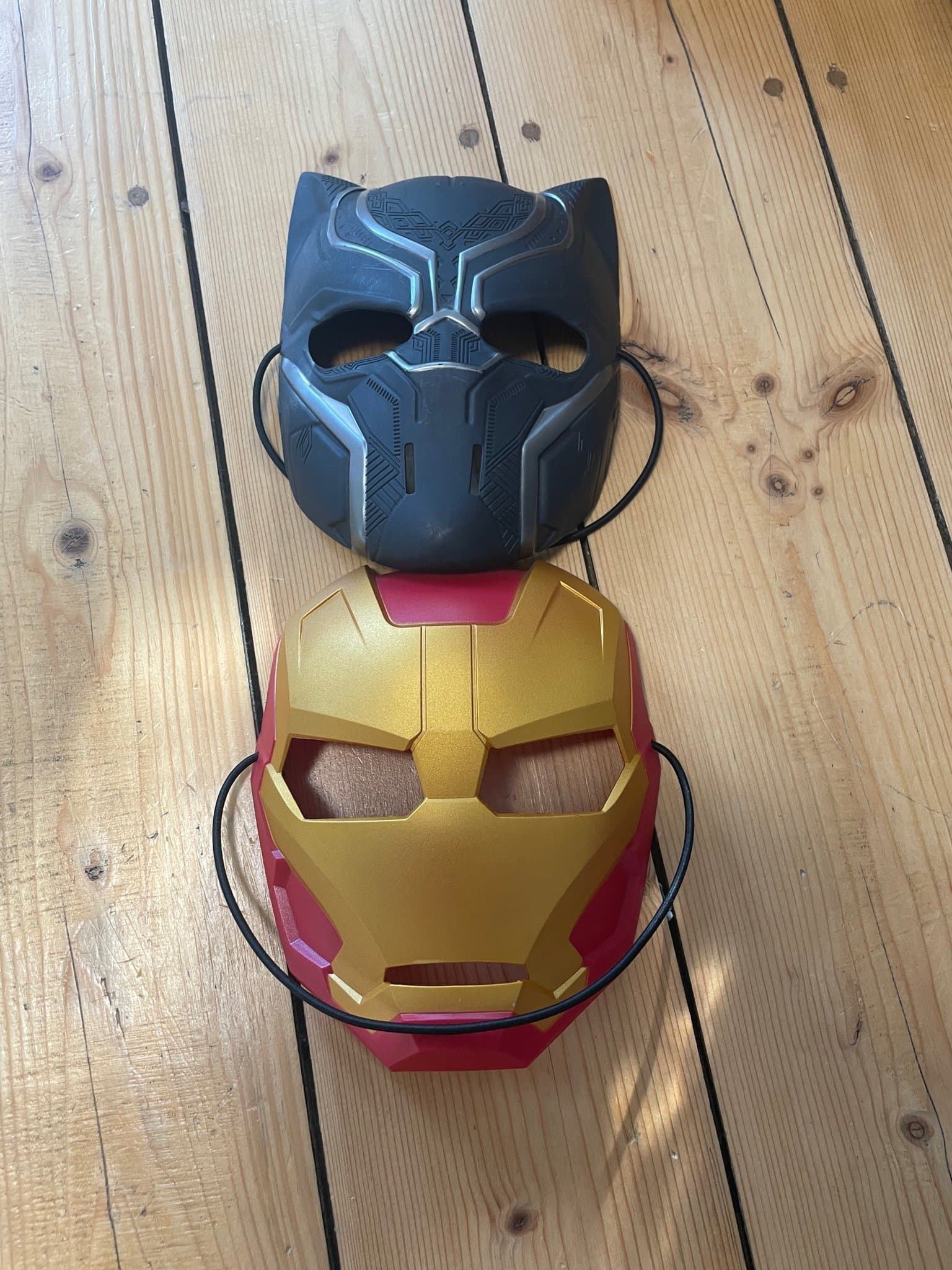 Black Panther och Iron Man masker