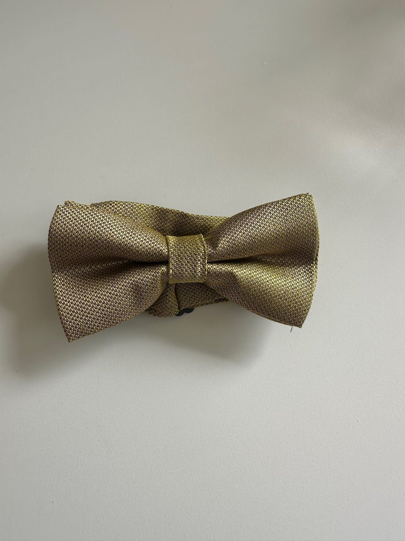 Senapsgul fluga med silvertråd