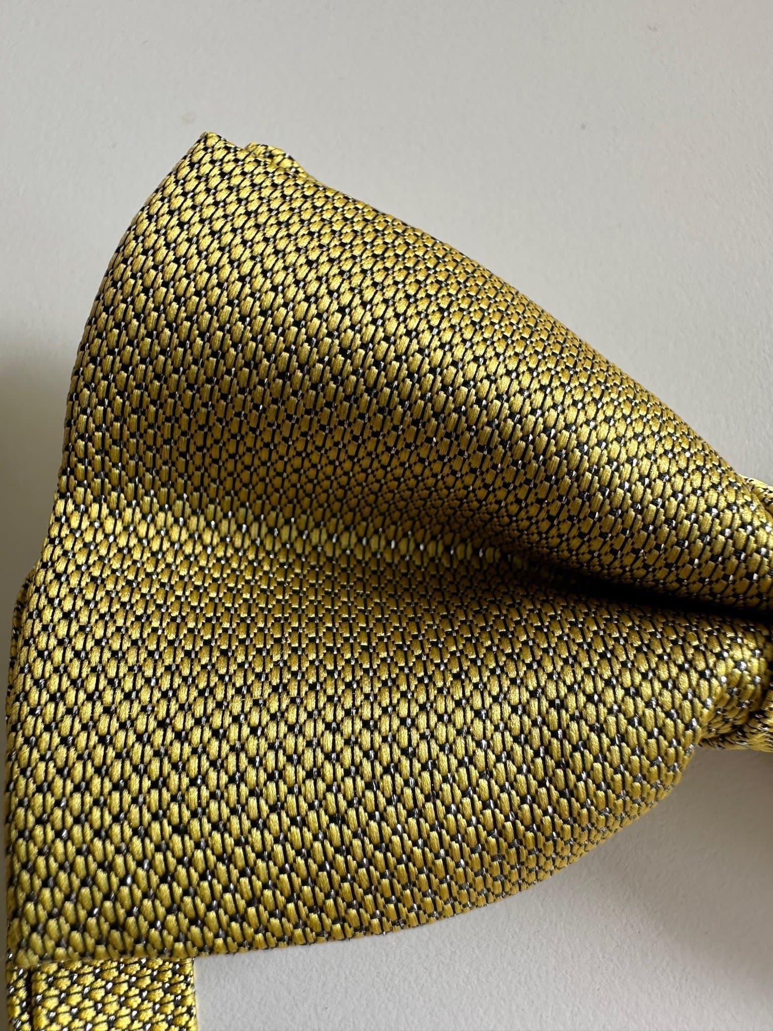 Senapsgul fluga med silvertråd